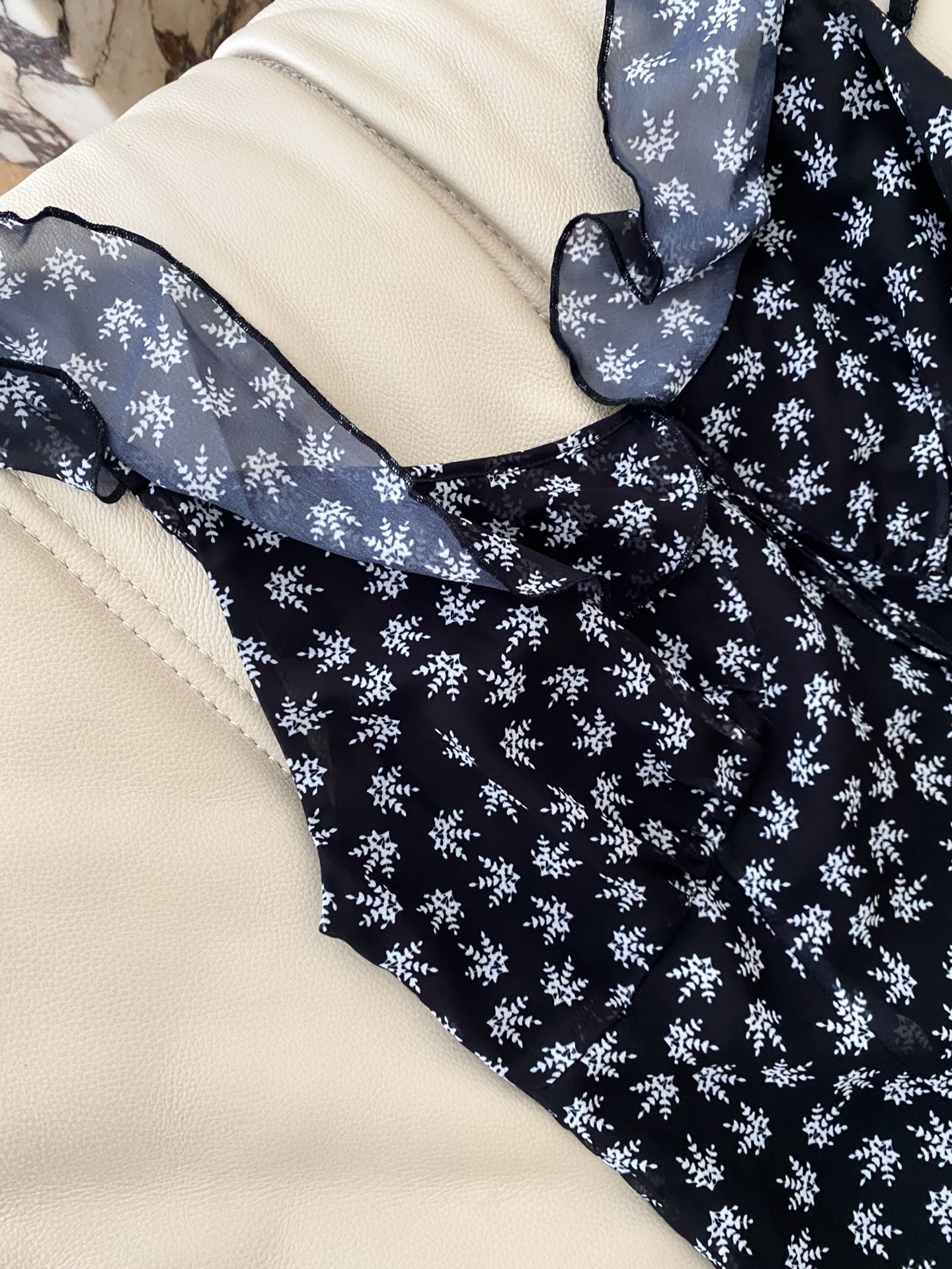 26SS春夏 绑带碎花连衣裙 整体是合身的版型 领口位置做了轮廓的设计打破常规吊带造型 塑造慵懒温柔风及