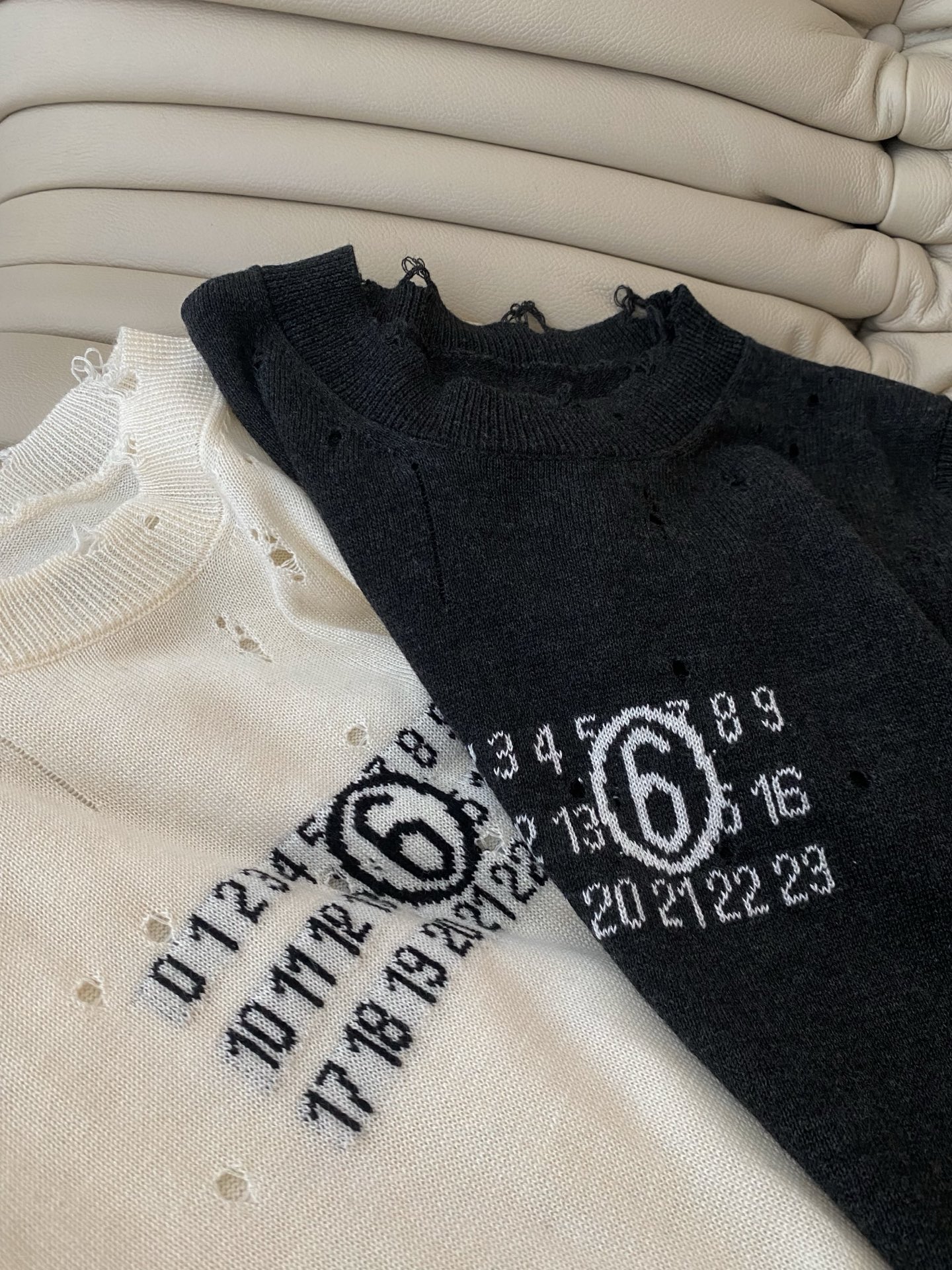 “MM6 Wool-Screech Vest: One-Size-Fits-All Dress for Fall-Winter with Wide-Form Design” - 图片 3