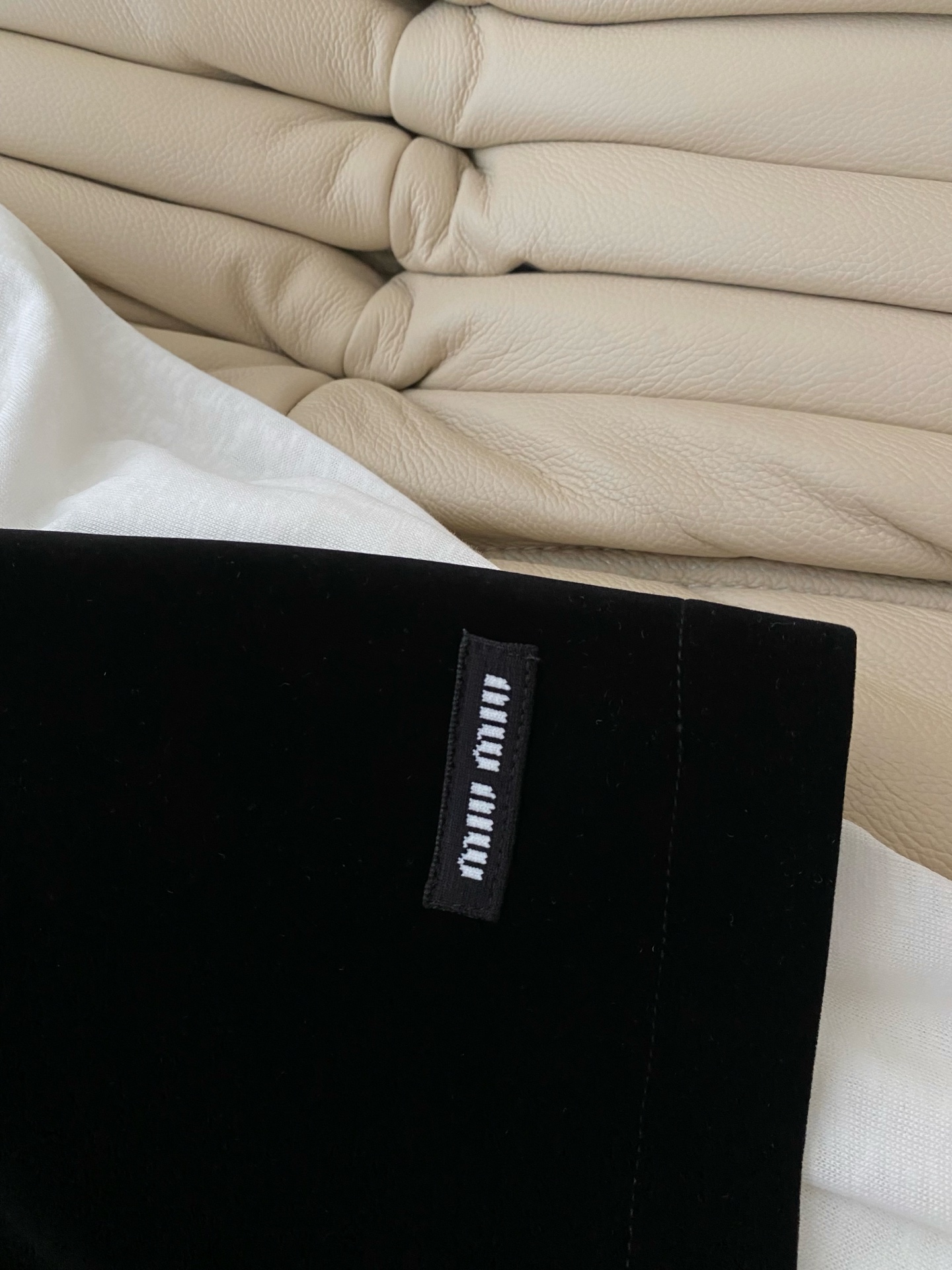 Miu Miu Black Velvet Mini Skirt with Logo Appliqué - Chic & Comfortable 5 i1756032018829 3834 0 3