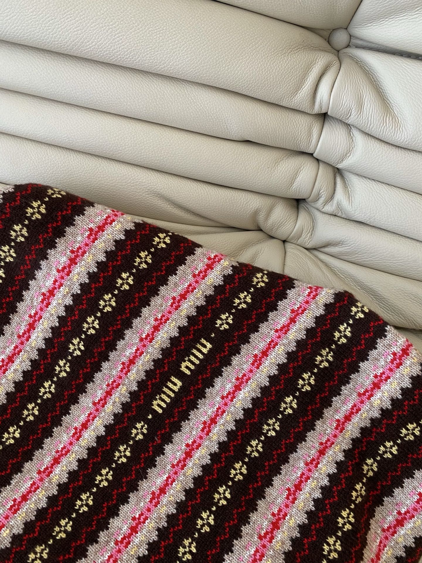 25。F秋冬 圣诞费尔岛毛衣 采用羊毛面料 超级明媚减龄 繁而不杂的费尔岛图案 配上复工撞色感配色 超有