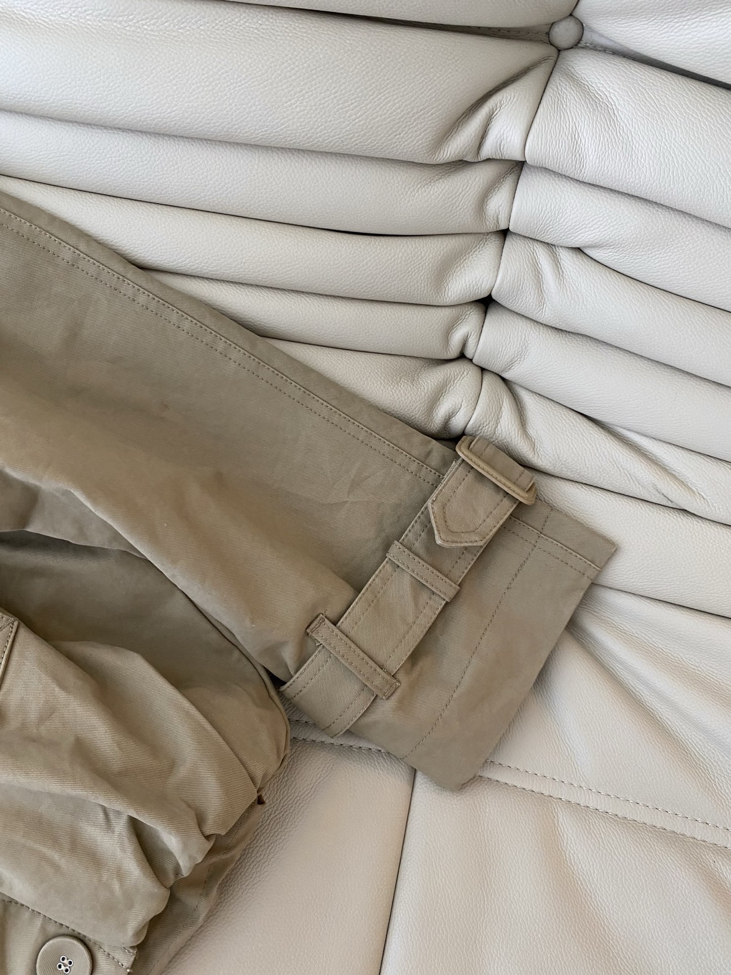 25。F秋冬 帅气利落的短款风衣 双排扣设计对小个子很友好不压身材 剪裁和简约的版型在时尚界一直拥有屹立