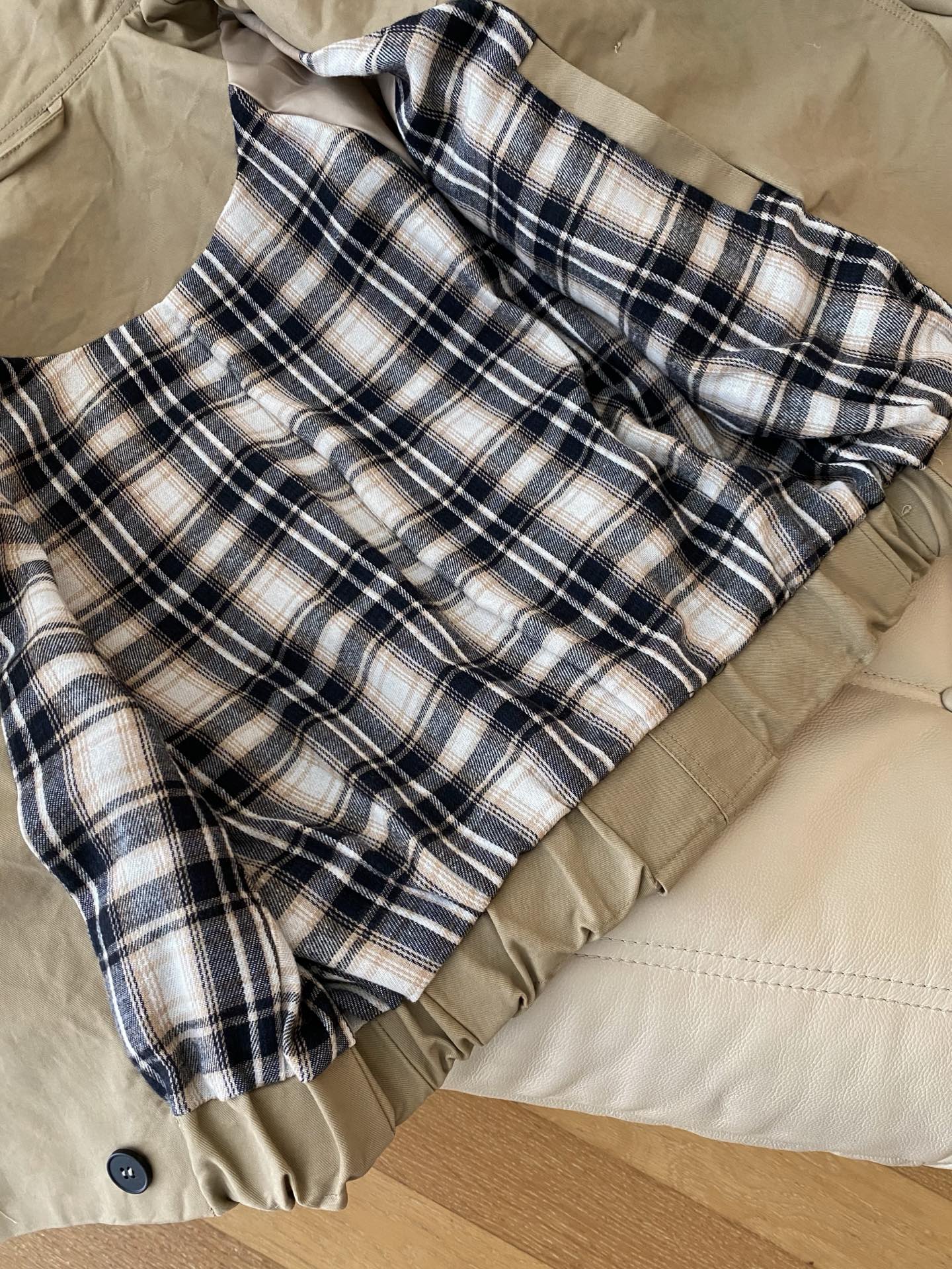 25。F秋冬 帅气利落的短款风衣 双排扣设计对小个子很友好不压身材 剪裁和简约的版型在时尚界一直拥有屹立