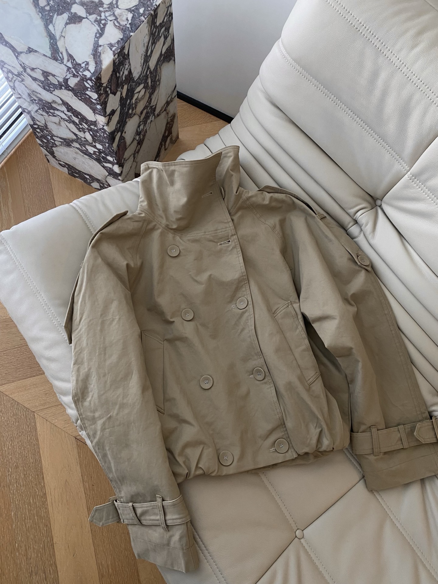 25。F秋冬 帅气利落的短款风衣 双排扣设计对小个子很友好不压身材 剪裁和简约的版型在时尚界一直拥有屹立