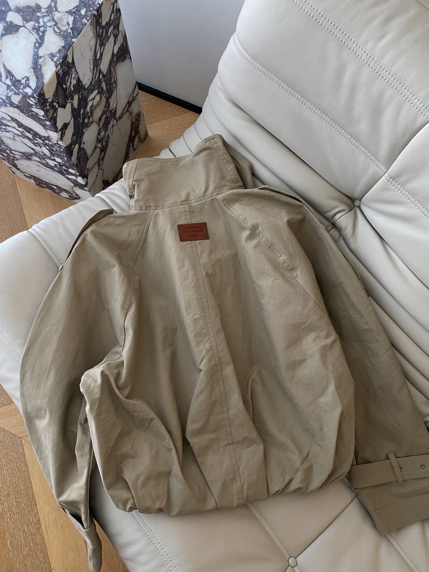 25。F秋冬 帅气利落的短款风衣 双排扣设计对小个子很友好不压身材 剪裁和简约的版型在时尚界一直拥有屹立