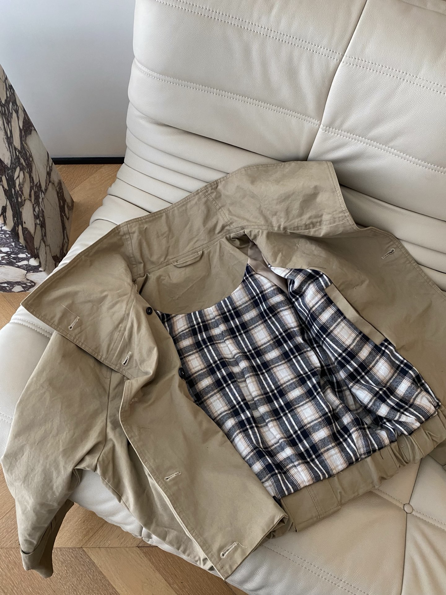 25。F秋冬 帅气利落的短款风衣 双排扣设计对小个子很友好不压身材 剪裁和简约的版型在时尚界一直拥有屹立