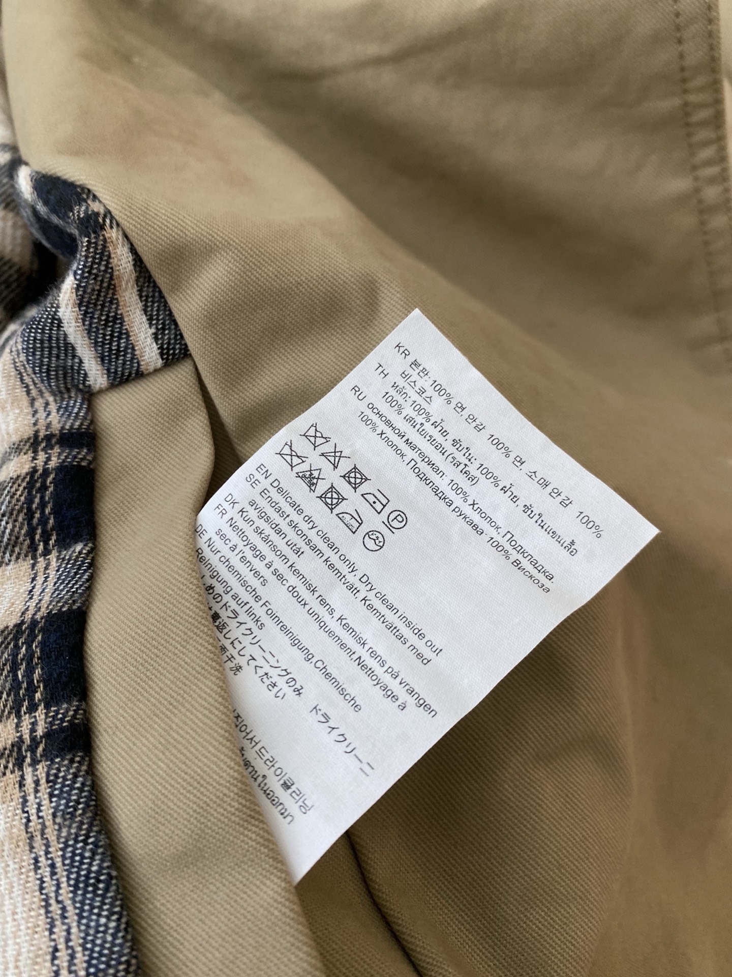 25。F秋冬 帅气利落的短款风衣 双排扣设计对小个子很友好不压身材 剪裁和简约的版型在时尚界一直拥有屹立