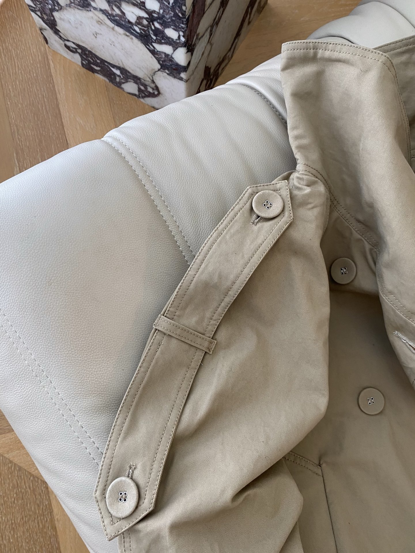 25。F秋冬 帅气利落的短款风衣 双排扣设计对小个子很友好不压身材 剪裁和简约的版型在时尚界一直拥有屹立