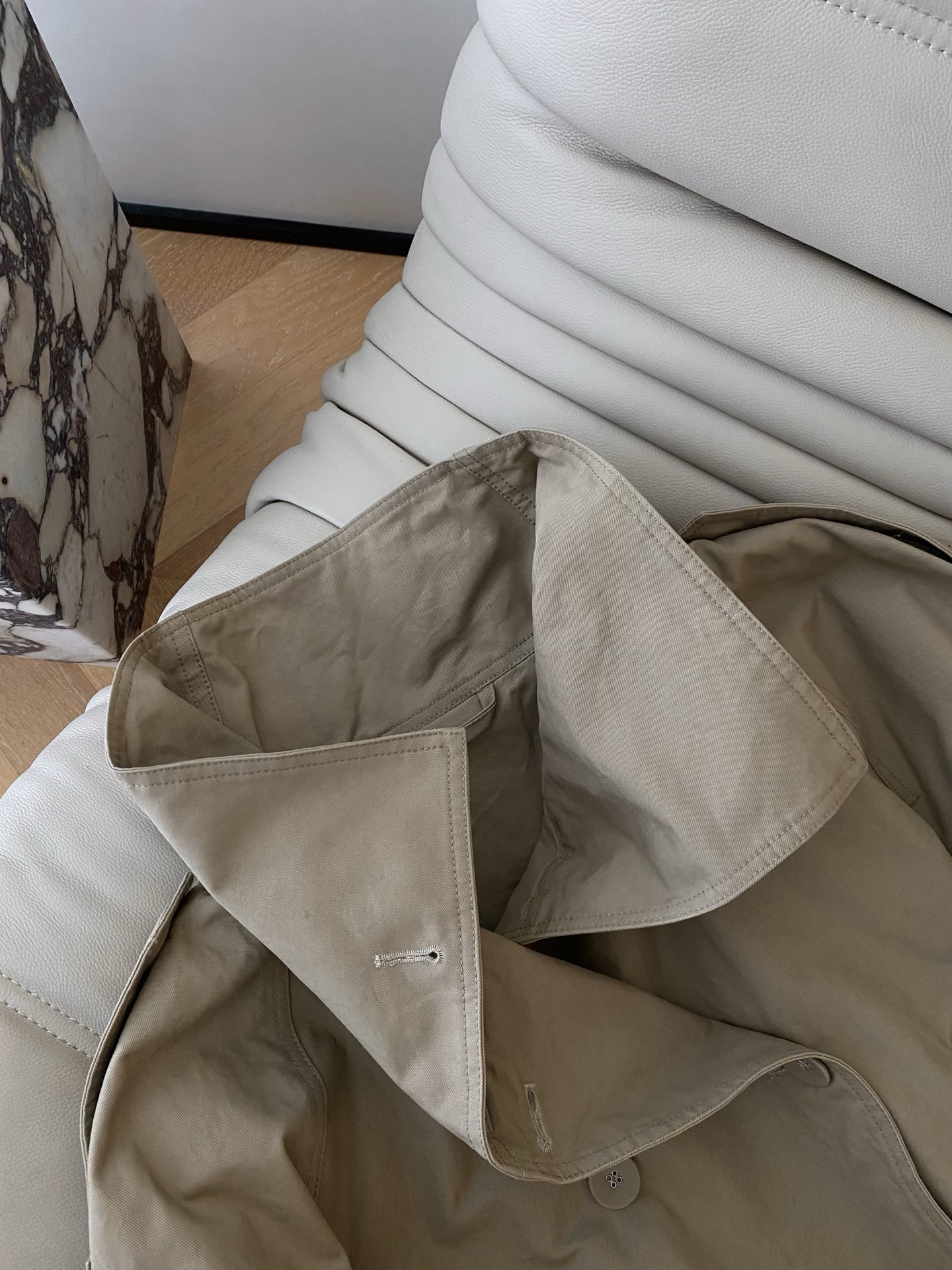 25。F秋冬 帅气利落的短款风衣 双排扣设计对小个子很友好不压身材 剪裁和简约的版型在时尚界一直拥有屹立