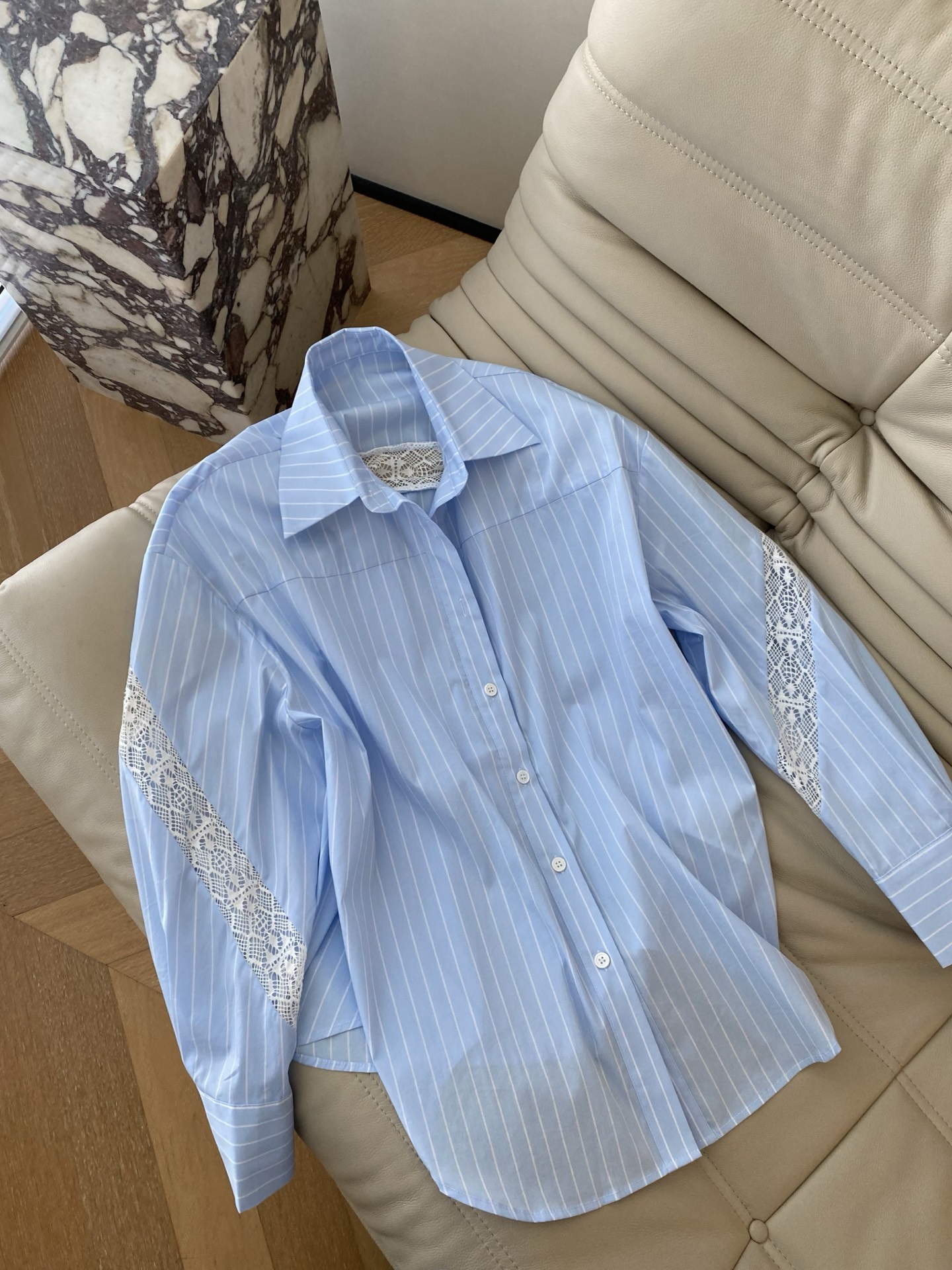 25。F秋冬 条纹衫镂空袖宽松衬衣 定制颜色视觉清爽 上衣偏oversizel的版型 领部是经典的衬衫翻