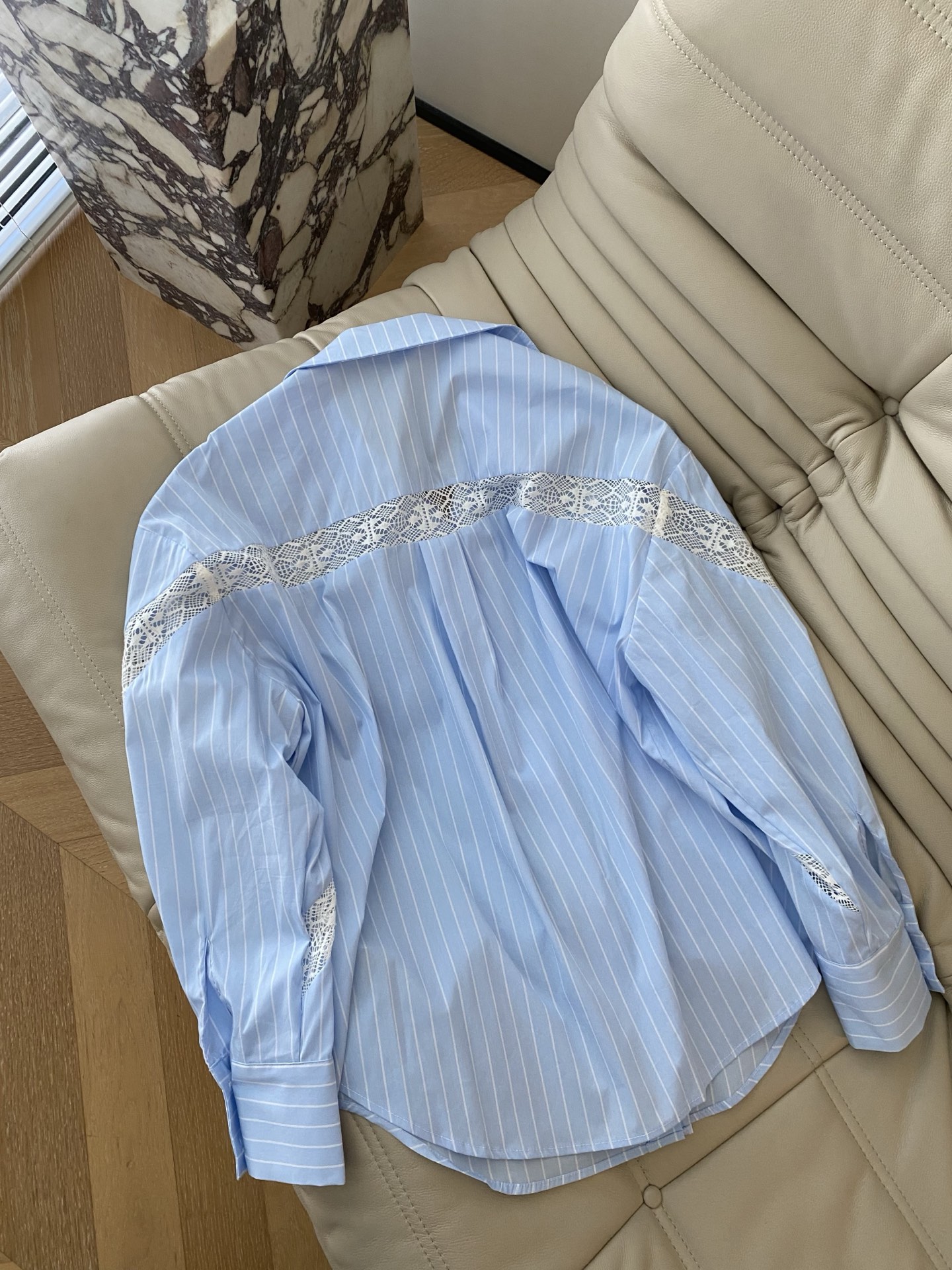 25。F秋冬 条纹衫镂空袖宽松衬衣 定制颜色视觉清爽 上衣偏oversizel的版型 领部是经典的衬衫翻