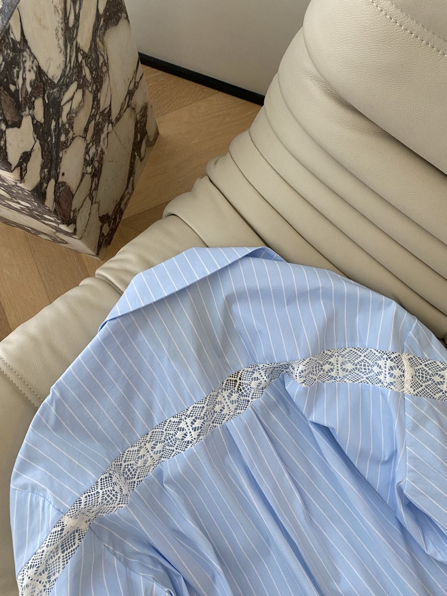 25。F秋冬 条纹衫镂空袖宽松衬衣 定制颜色视觉清爽 上衣偏oversizel的版型 领部是经典的衬衫翻