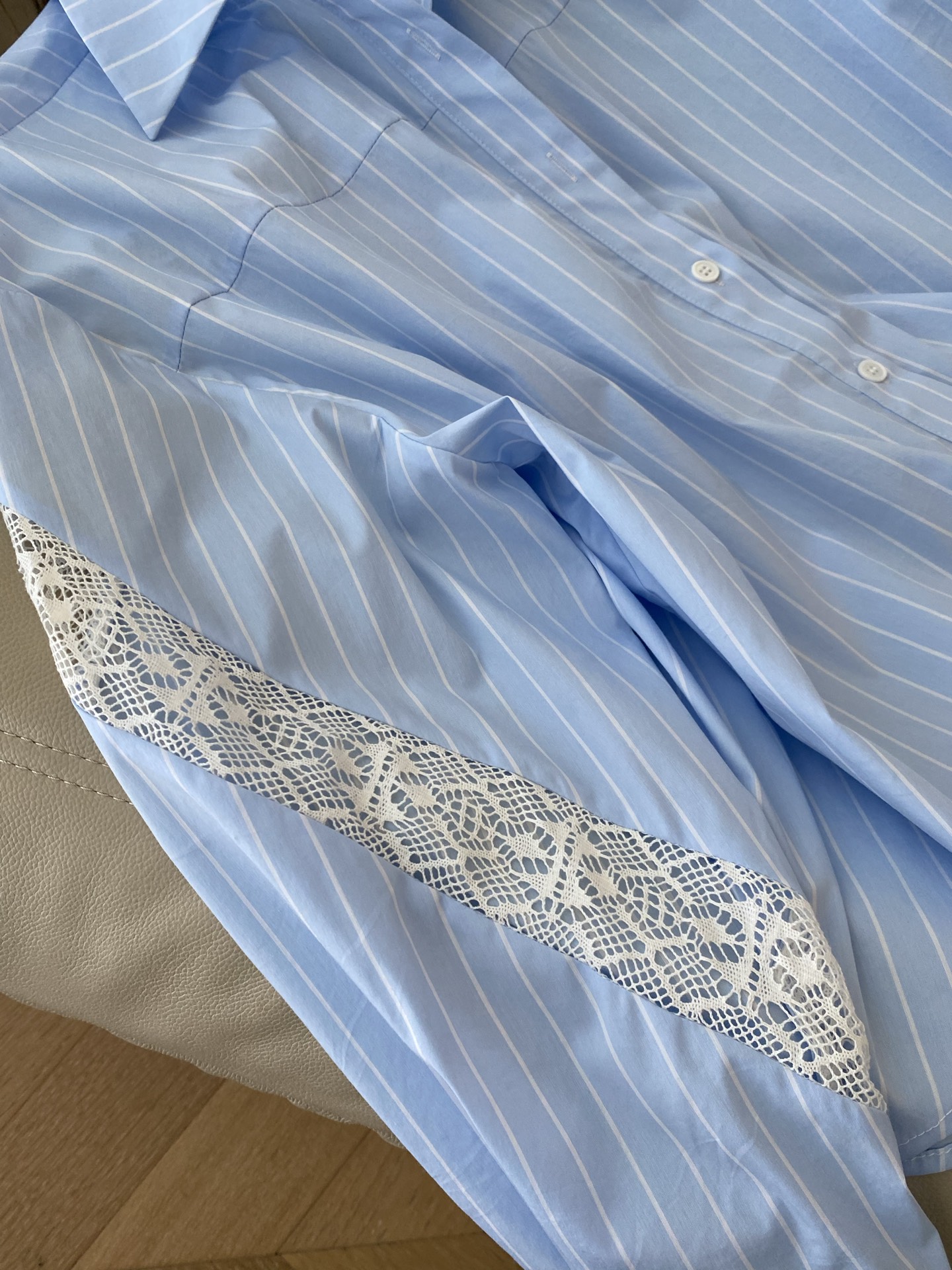 25。F秋冬 条纹衫镂空袖宽松衬衣 定制颜色视觉清爽 上衣偏oversizel的版型 领部是经典的衬衫翻