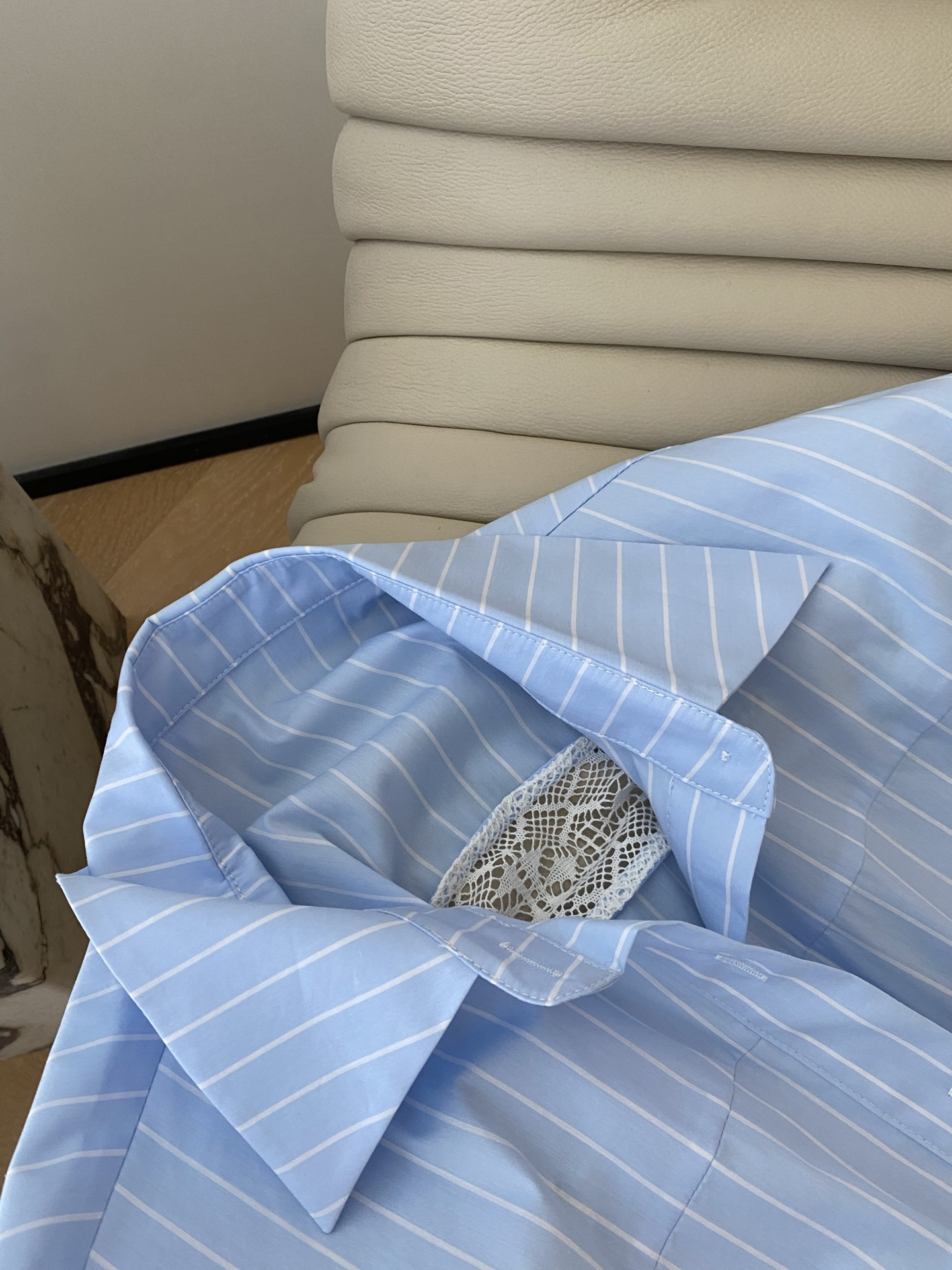 25。F秋冬 条纹衫镂空袖宽松衬衣 定制颜色视觉清爽 上衣偏oversizel的版型 领部是经典的衬衫翻