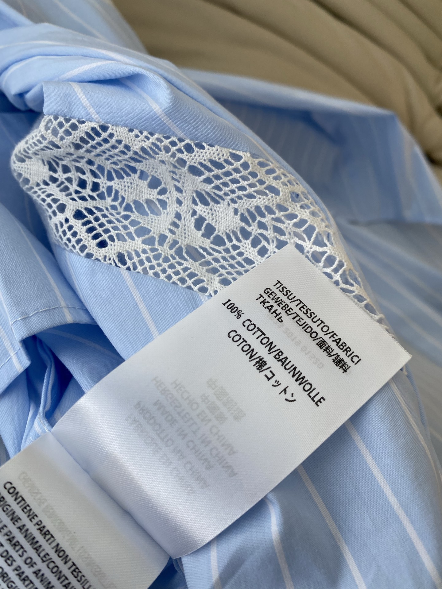 25。F秋冬 条纹衫镂空袖宽松衬衣 定制颜色视觉清爽 上衣偏oversizel的版型 领部是经典的衬衫翻