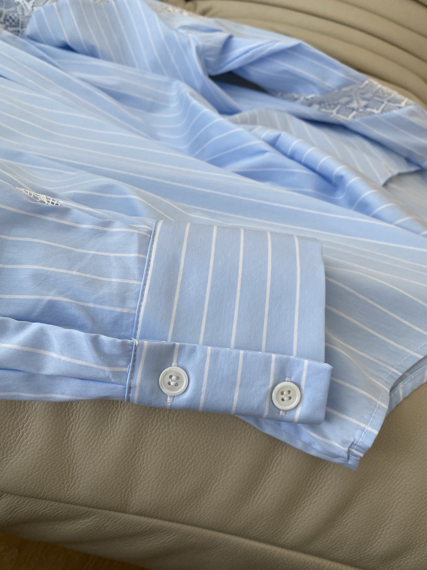 25。F秋冬 条纹衫镂空袖宽松衬衣 定制颜色视觉清爽 上衣偏oversizel的版型 领部是经典的衬衫翻