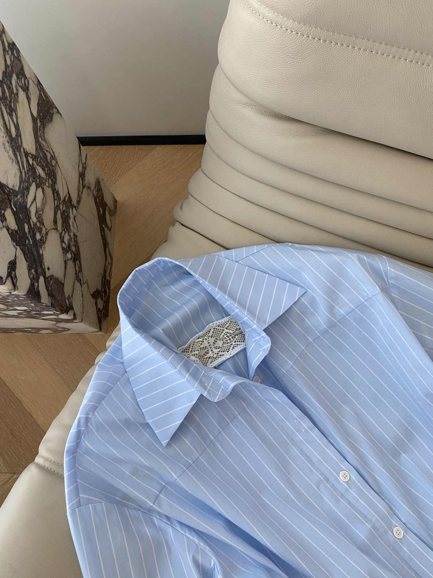 25。F秋冬 条纹衫镂空袖宽松衬衣 定制颜色视觉清爽 上衣偏oversizel的版型 领部是经典的衬衫翻