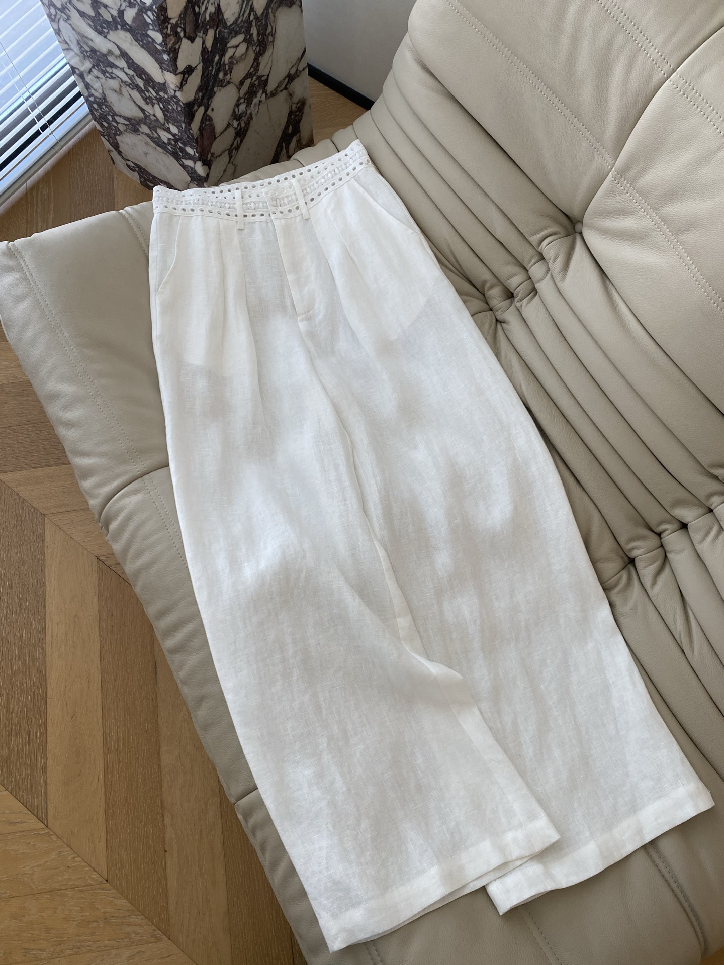 25。F秋冬 镂空蕾丝腰头阔腿亚麻裤 亚麻清透的质感蕾丝组合设计 氛围感十足慵懒松弛感也很够味儿～特别适