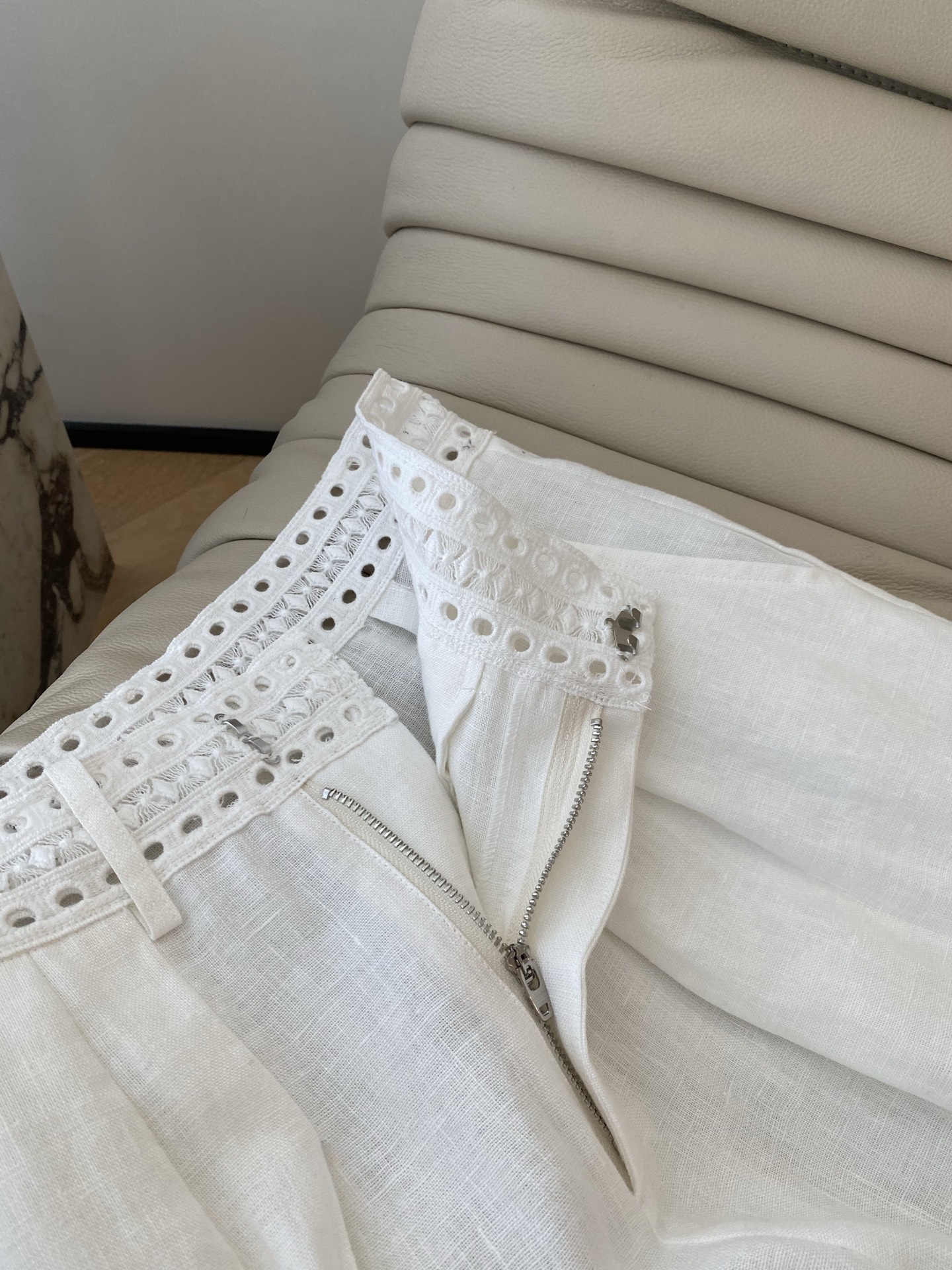 25。F秋冬 镂空蕾丝腰头阔腿亚麻裤 亚麻清透的质感蕾丝组合设计 氛围感十足慵懒松弛感也很够味儿～特别适