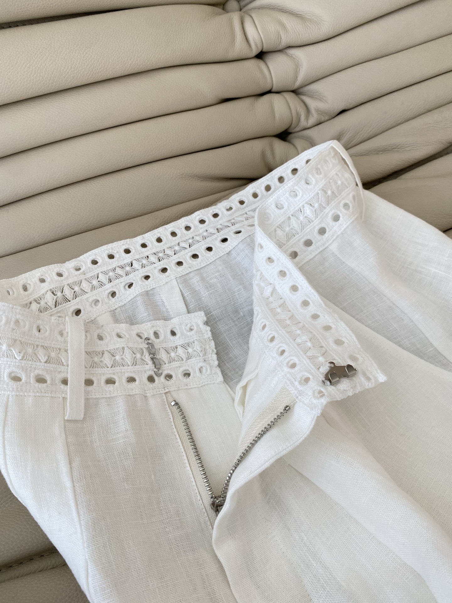 25。F秋冬 镂空蕾丝腰头阔腿亚麻裤 亚麻清透的质感蕾丝组合设计 氛围感十足慵懒松弛感也很够味儿～特别适