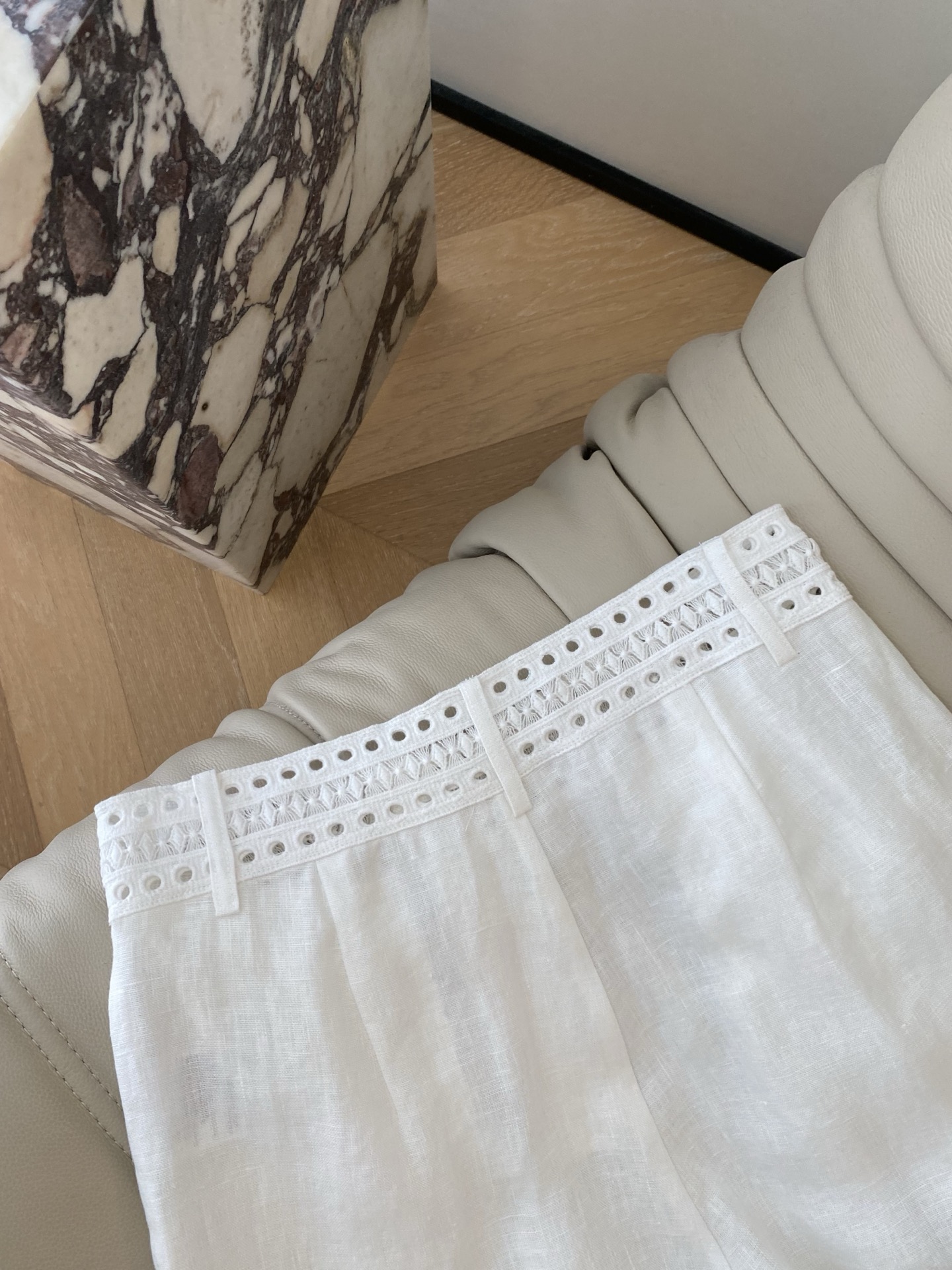 25。F秋冬 镂空蕾丝腰头阔腿亚麻裤 亚麻清透的质感蕾丝组合设计 氛围感十足慵懒松弛感也很够味儿～特别适