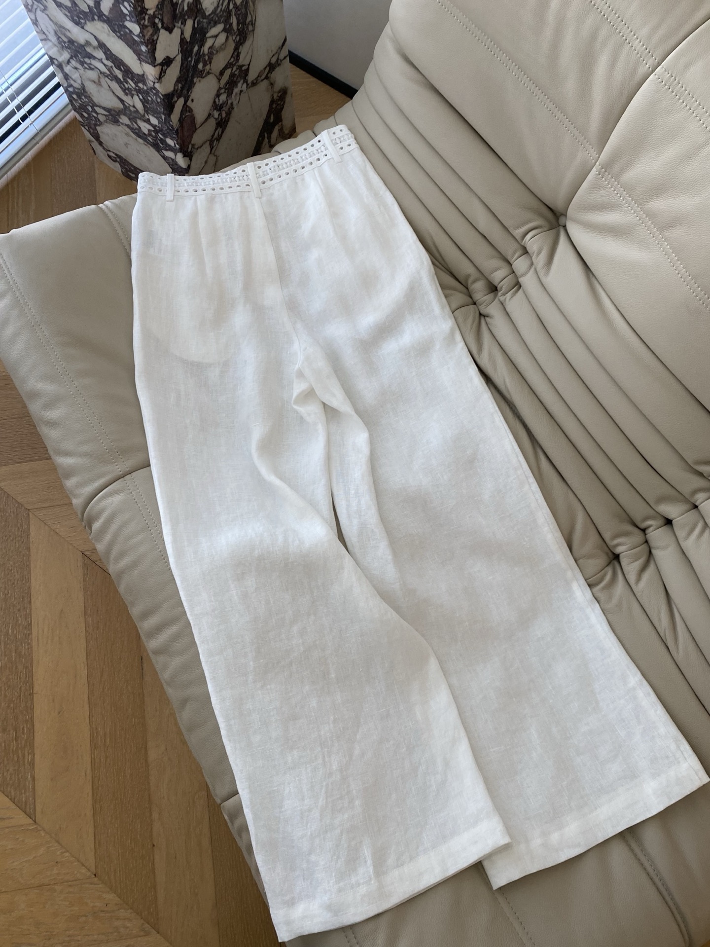 25。F秋冬 镂空蕾丝腰头阔腿亚麻裤 亚麻清透的质感蕾丝组合设计 氛围感十足慵懒松弛感也很够味儿～特别适