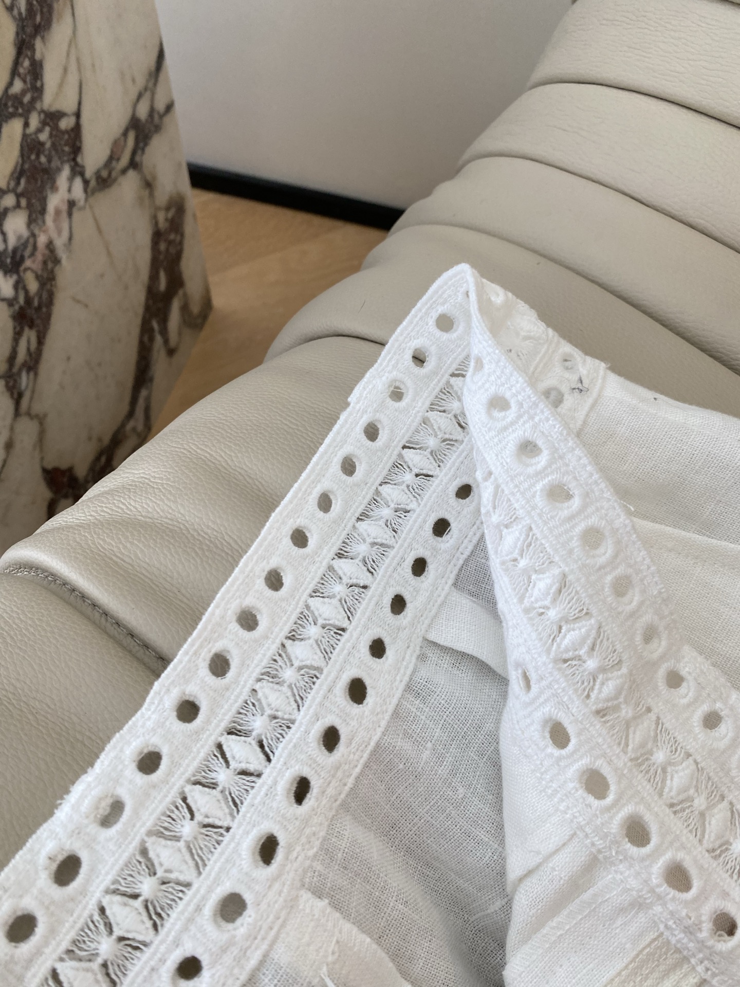 25。F秋冬 镂空蕾丝腰头阔腿亚麻裤 亚麻清透的质感蕾丝组合设计 氛围感十足慵懒松弛感也很够味儿～特别适