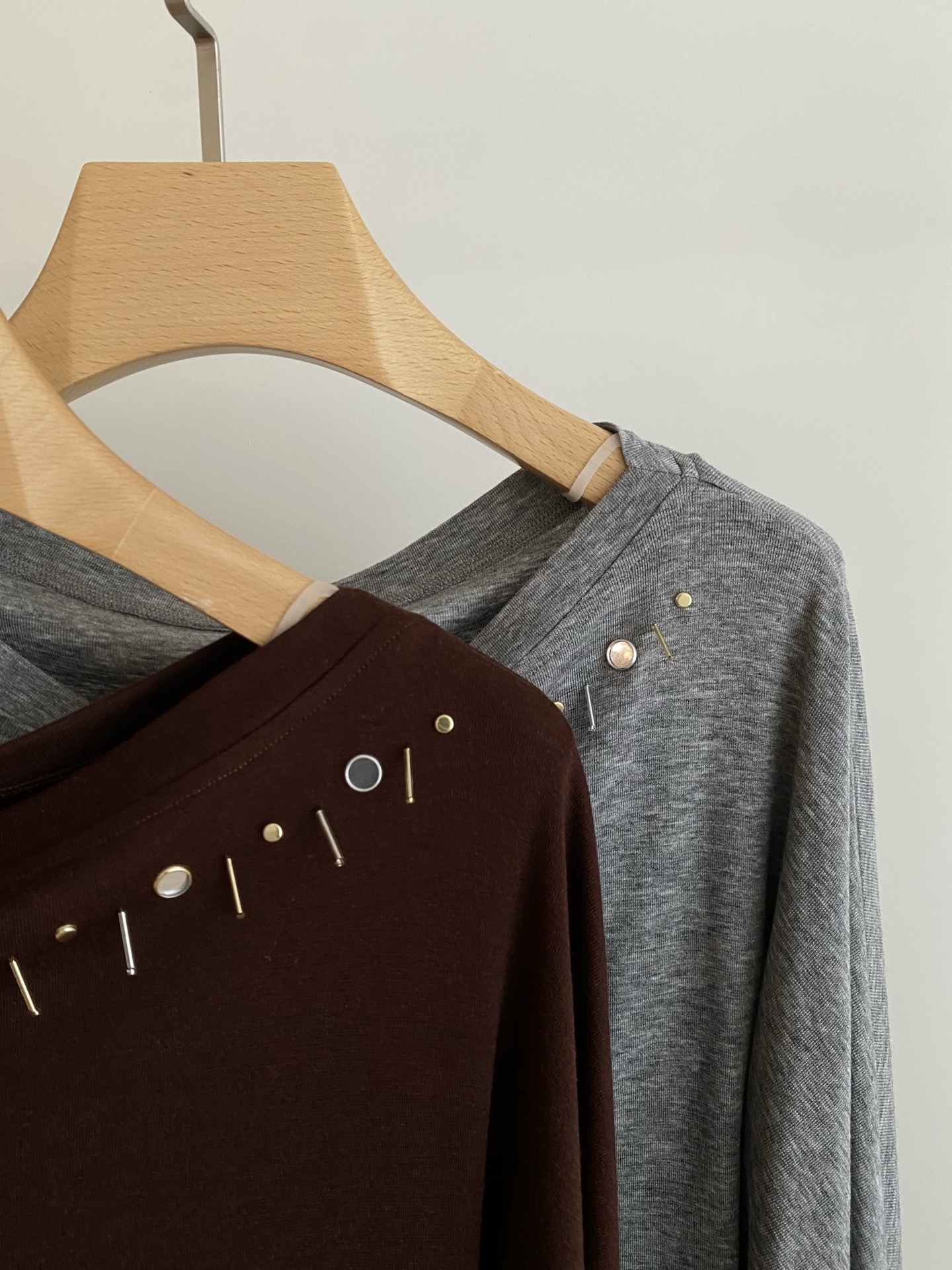 25。F秋冬 斜肩一字肩钉珠T恤 采用天丝羊毛面料 领口高温烫珠串装饰 可一字肩斜肩两穿 面料舒适柔软无