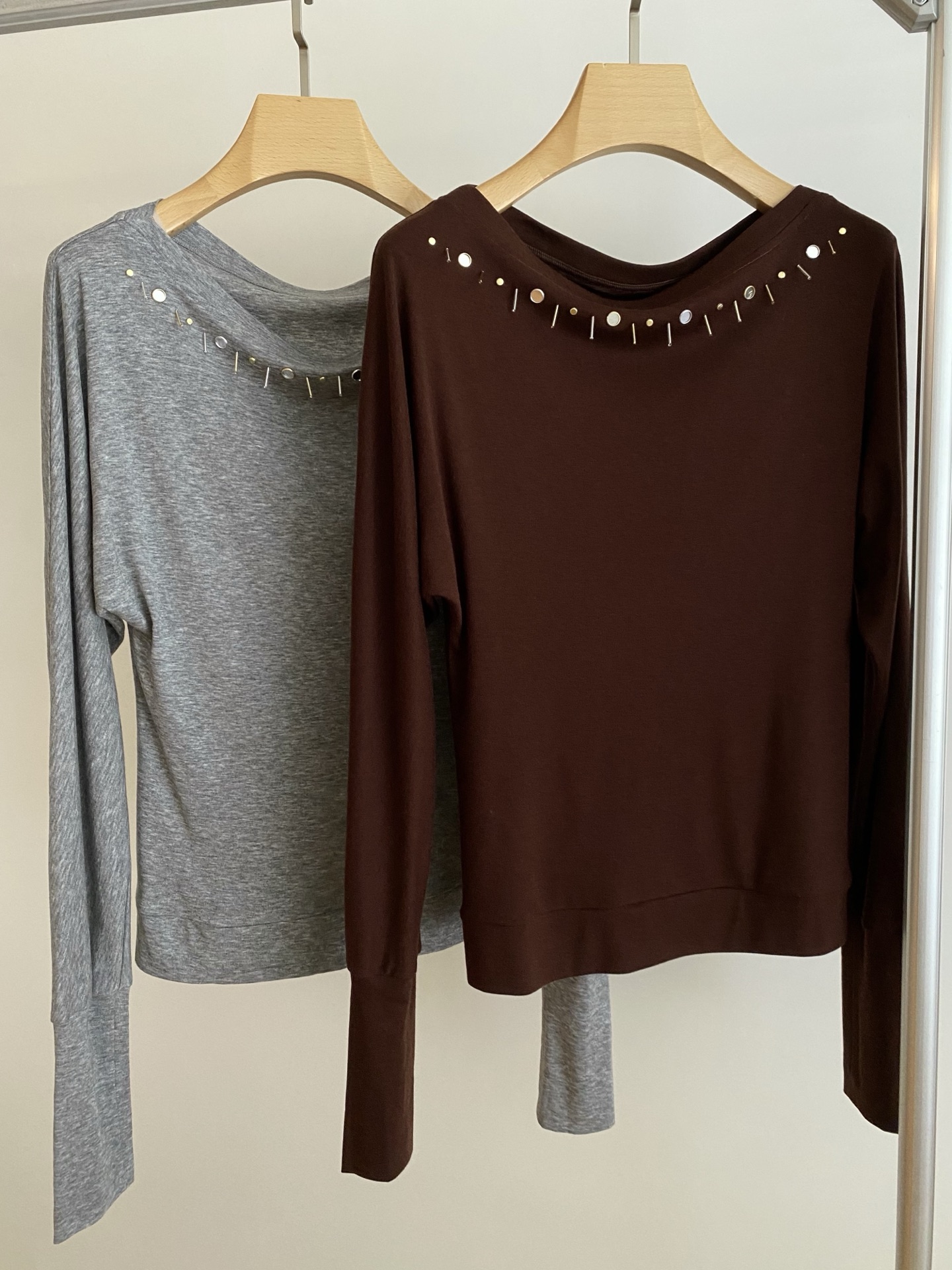 25。F秋冬 斜肩一字肩钉珠T恤 采用天丝羊毛面料 领口高温烫珠串装饰 可一字肩斜肩两穿 面料舒适柔软无