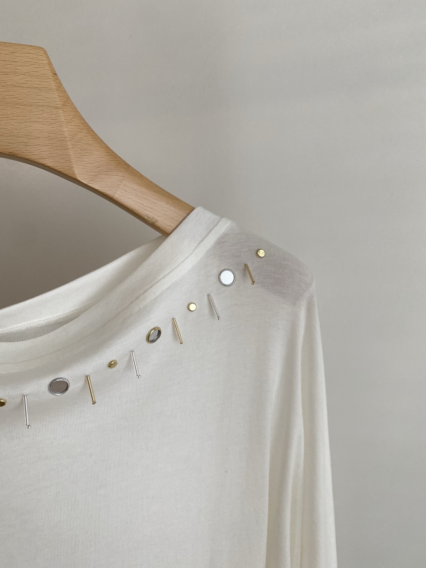 25。F秋冬 斜肩一字肩钉珠T恤 采用天丝羊毛面料 领口高温烫珠串装饰 可一字肩斜肩两穿 面料舒适柔软无