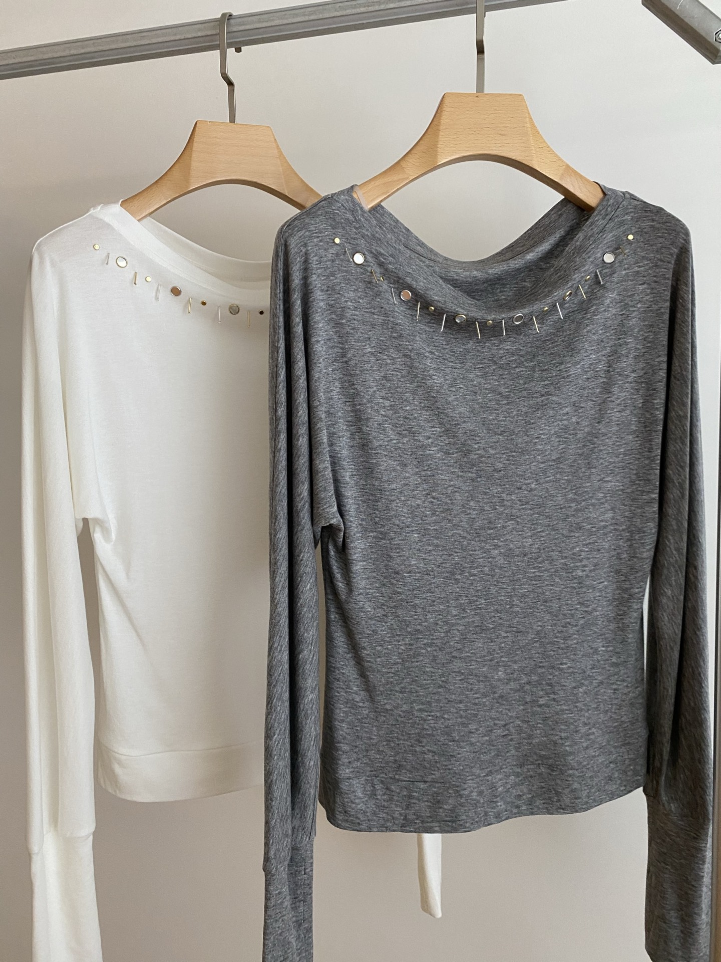 25。F秋冬 斜肩一字肩钉珠T恤 采用天丝羊毛面料 领口高温烫珠串装饰 可一字肩斜肩两穿 面料舒适柔软无