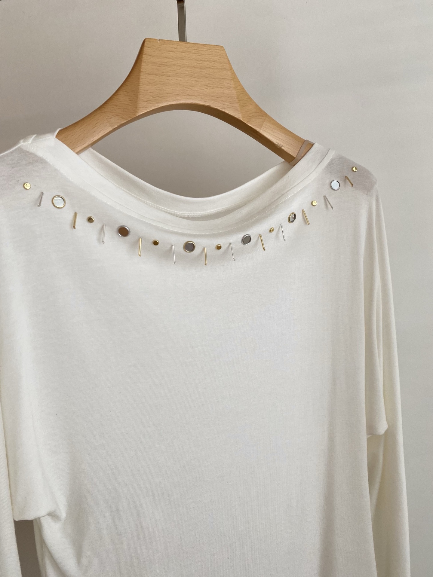 25。F秋冬 斜肩一字肩钉珠T恤 采用天丝羊毛面料 领口高温烫珠串装饰 可一字肩斜肩两穿 面料舒适柔软无