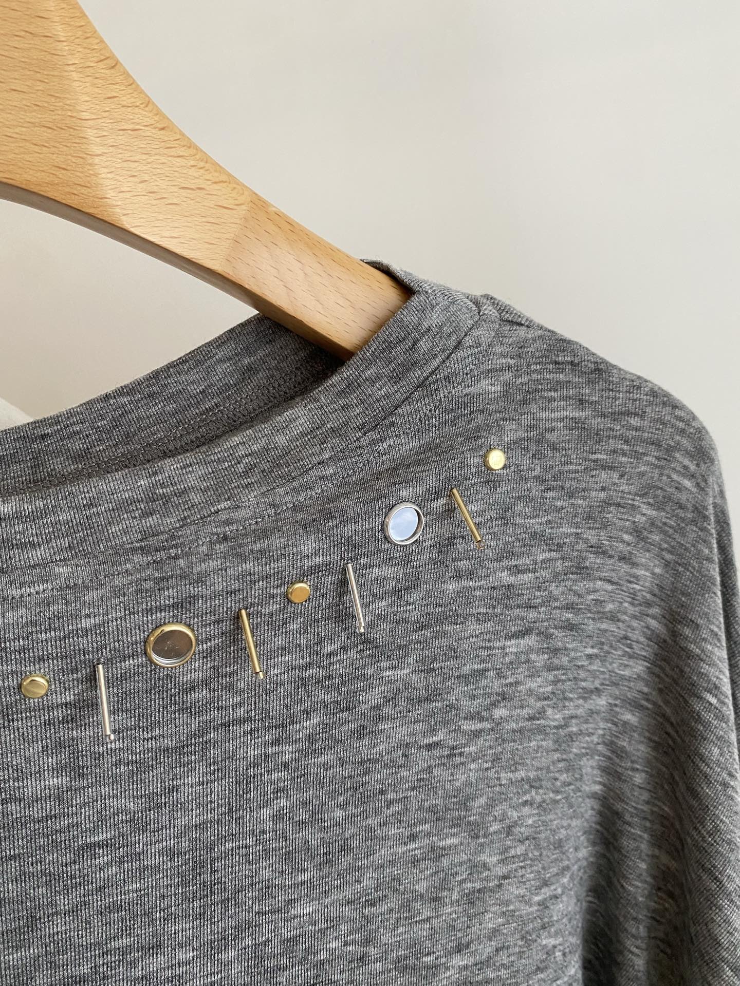 25。F秋冬 斜肩一字肩钉珠T恤 采用天丝羊毛面料 领口高温烫珠串装饰 可一字肩斜肩两穿 面料舒适柔软无