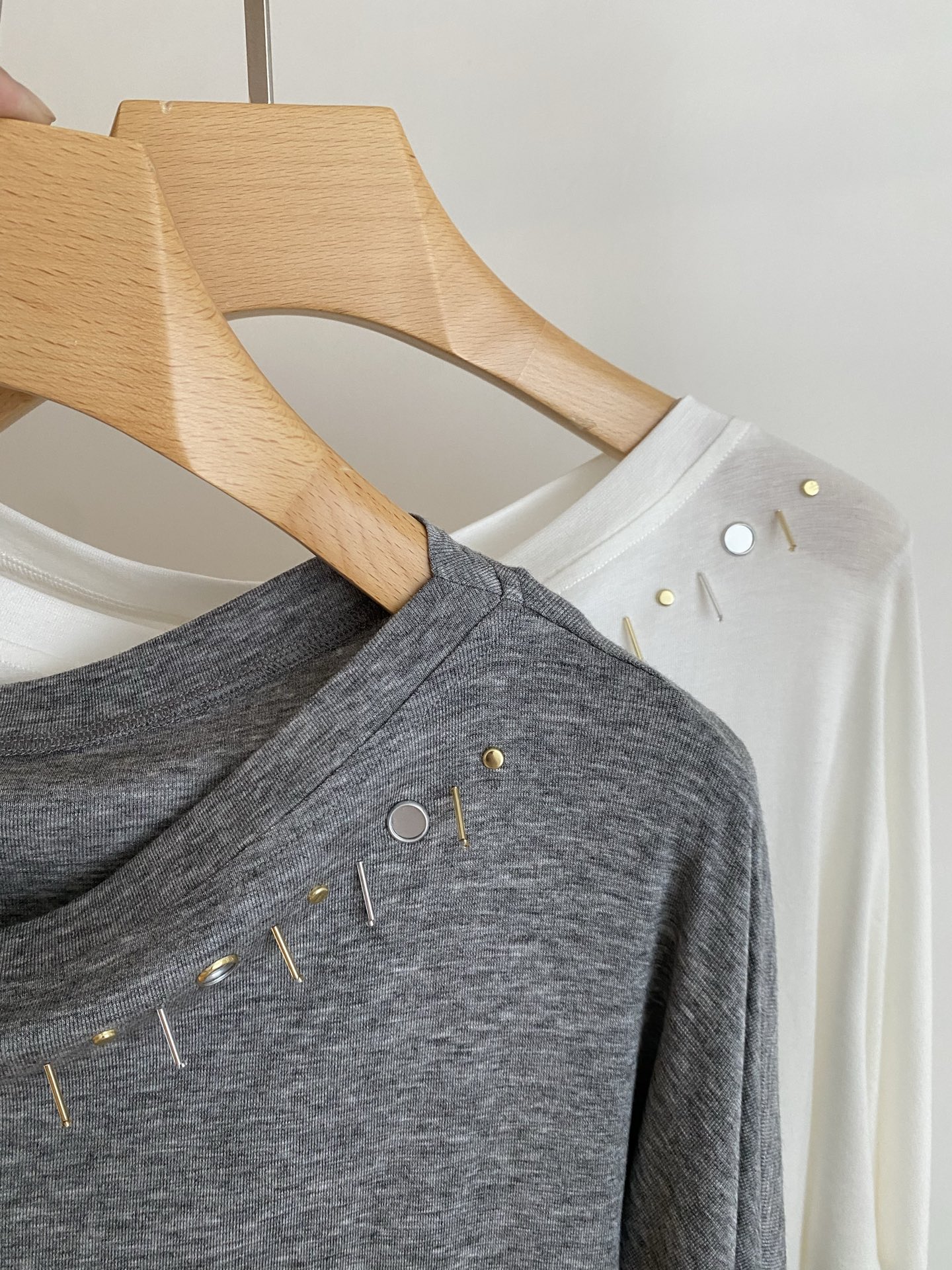 25。F秋冬 斜肩一字肩钉珠T恤 采用天丝羊毛面料 领口高温烫珠串装饰 可一字肩斜肩两穿 面料舒适柔软无