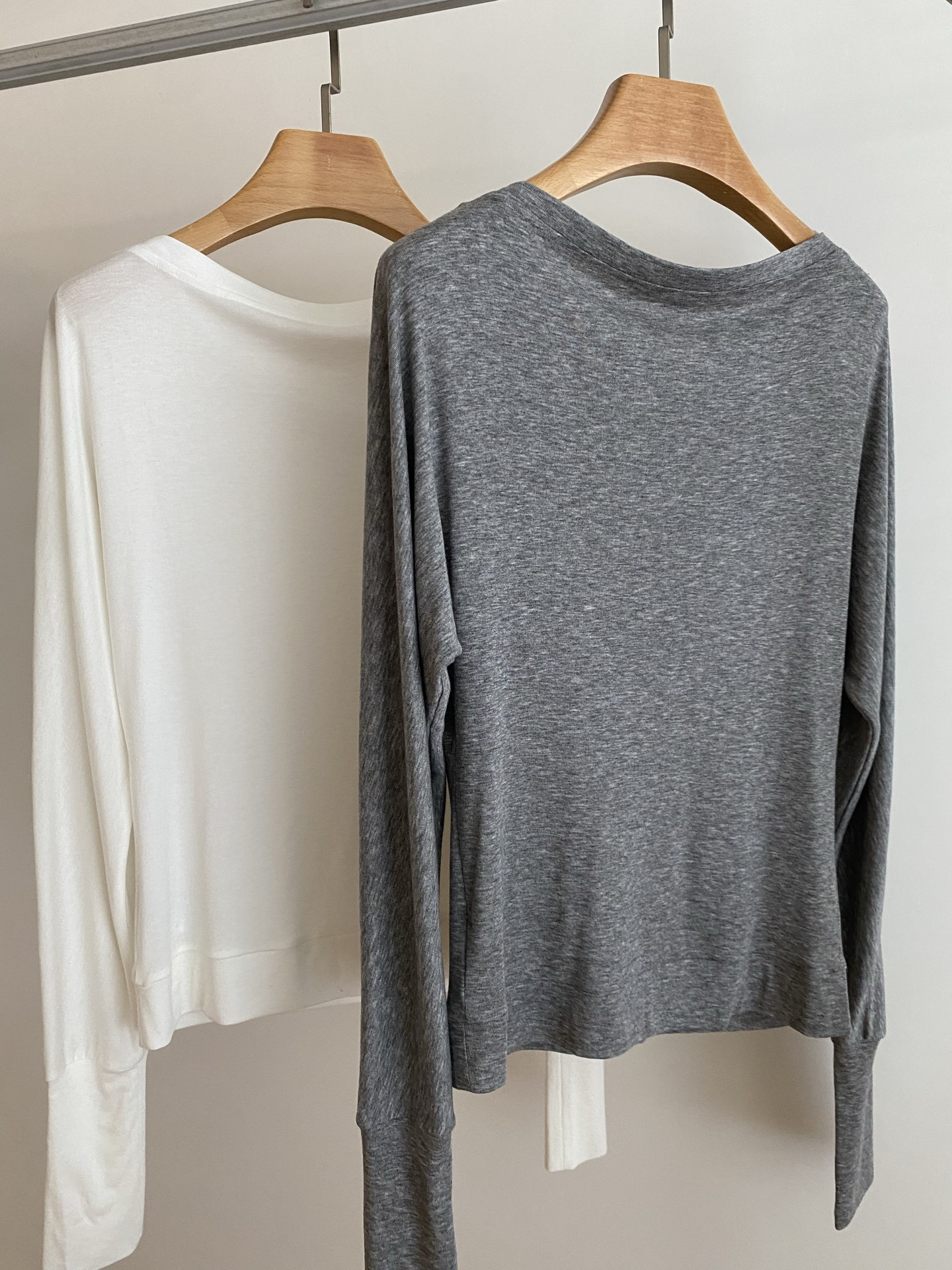 25。F秋冬 斜肩一字肩钉珠T恤 采用天丝羊毛面料 领口高温烫珠串装饰 可一字肩斜肩两穿 面料舒适柔软无