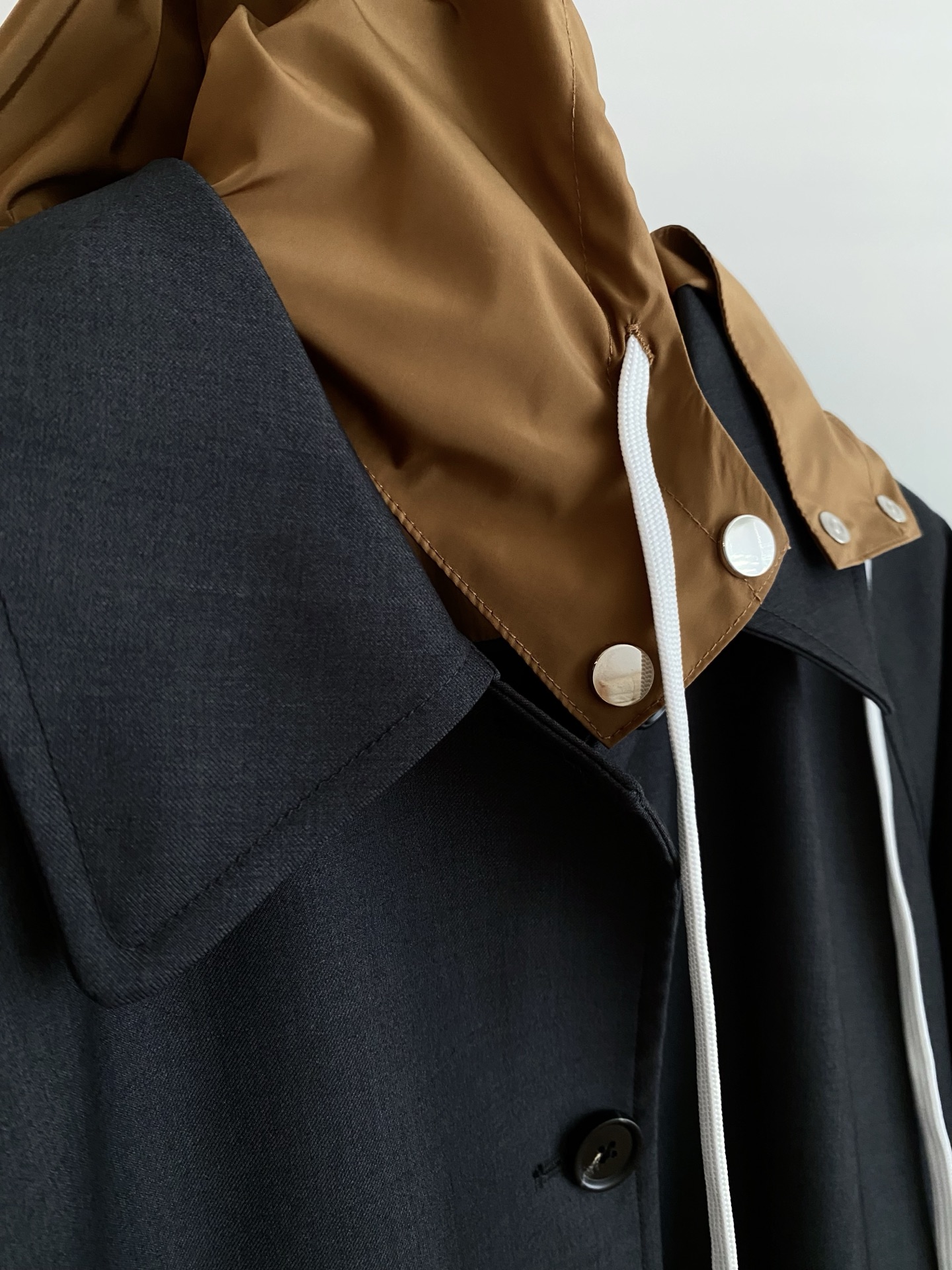 25。F秋冬 连帽撞色长款风衣外套 连帽撞色拼接设计 撞色结合多样性穿搭 定制风衣面料轻盈零压身 长款衣