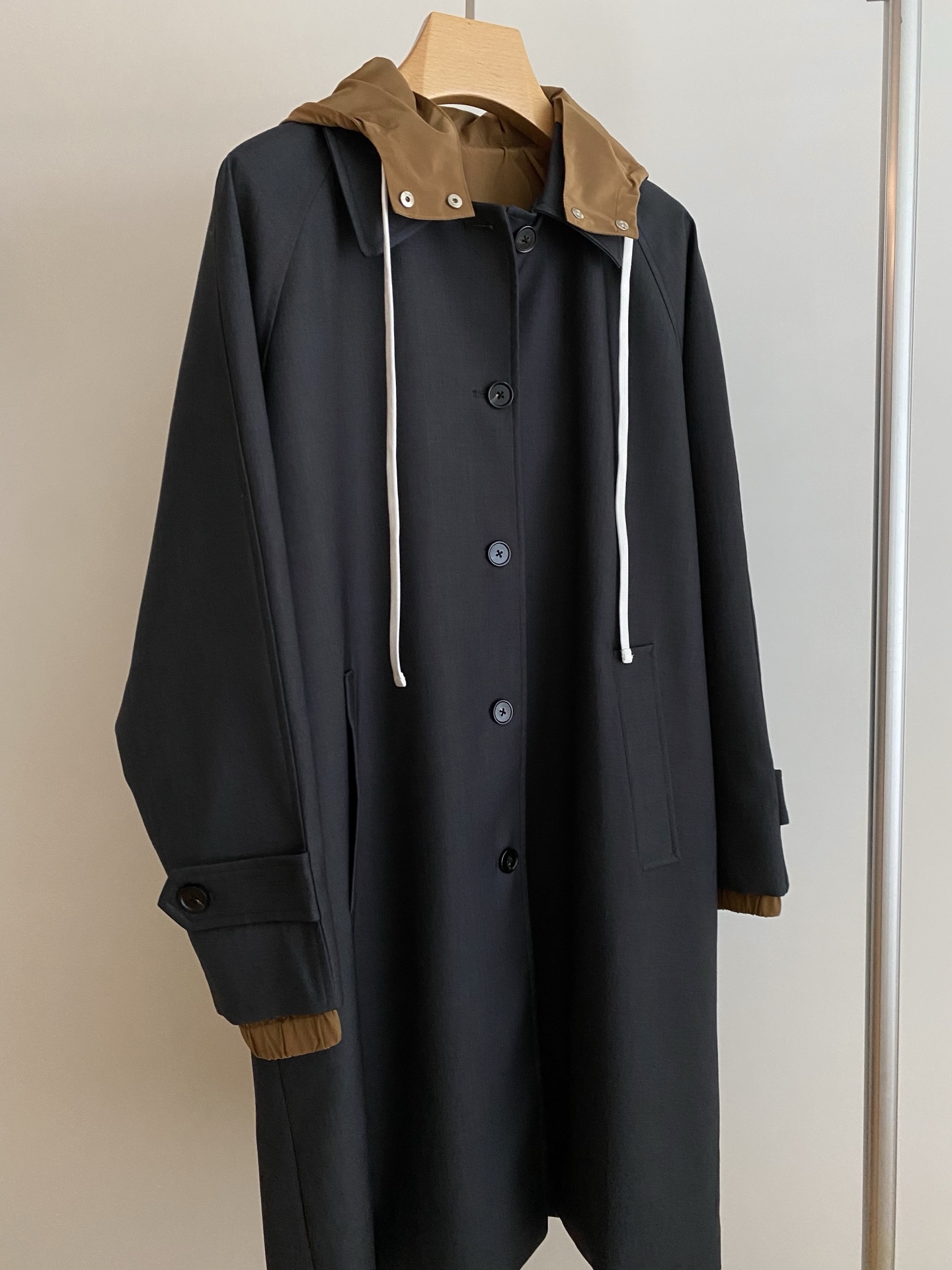 25。F秋冬 连帽撞色长款风衣外套 连帽撞色拼接设计 撞色结合多样性穿搭 定制风衣面料轻盈零压身 长款衣