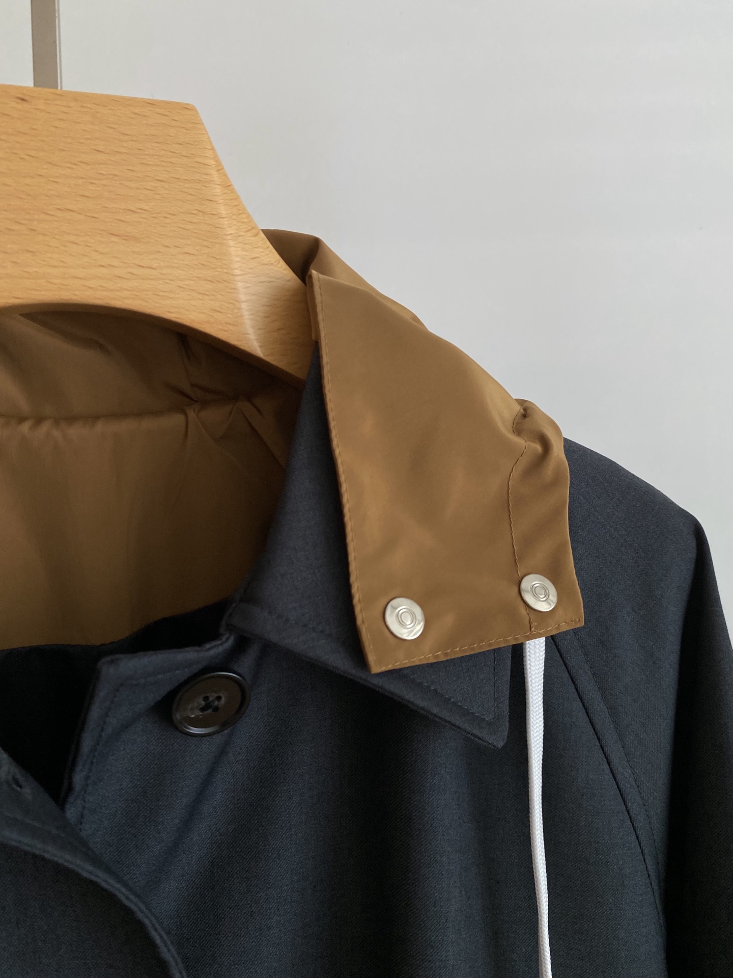 25。F秋冬 连帽撞色长款风衣外套 连帽撞色拼接设计 撞色结合多样性穿搭 定制风衣面料轻盈零压身 长款衣