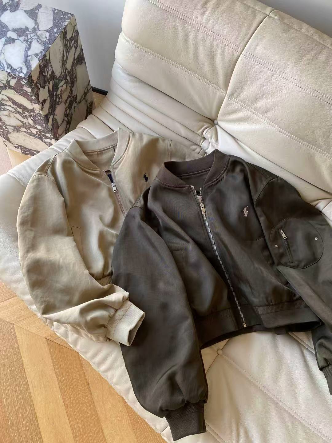 25。F秋冬 小马短款棒球服外套 经典的美式复古棒球夹克版型袖肘口袋设计注重腔调实用性和设计感 立体剪裁