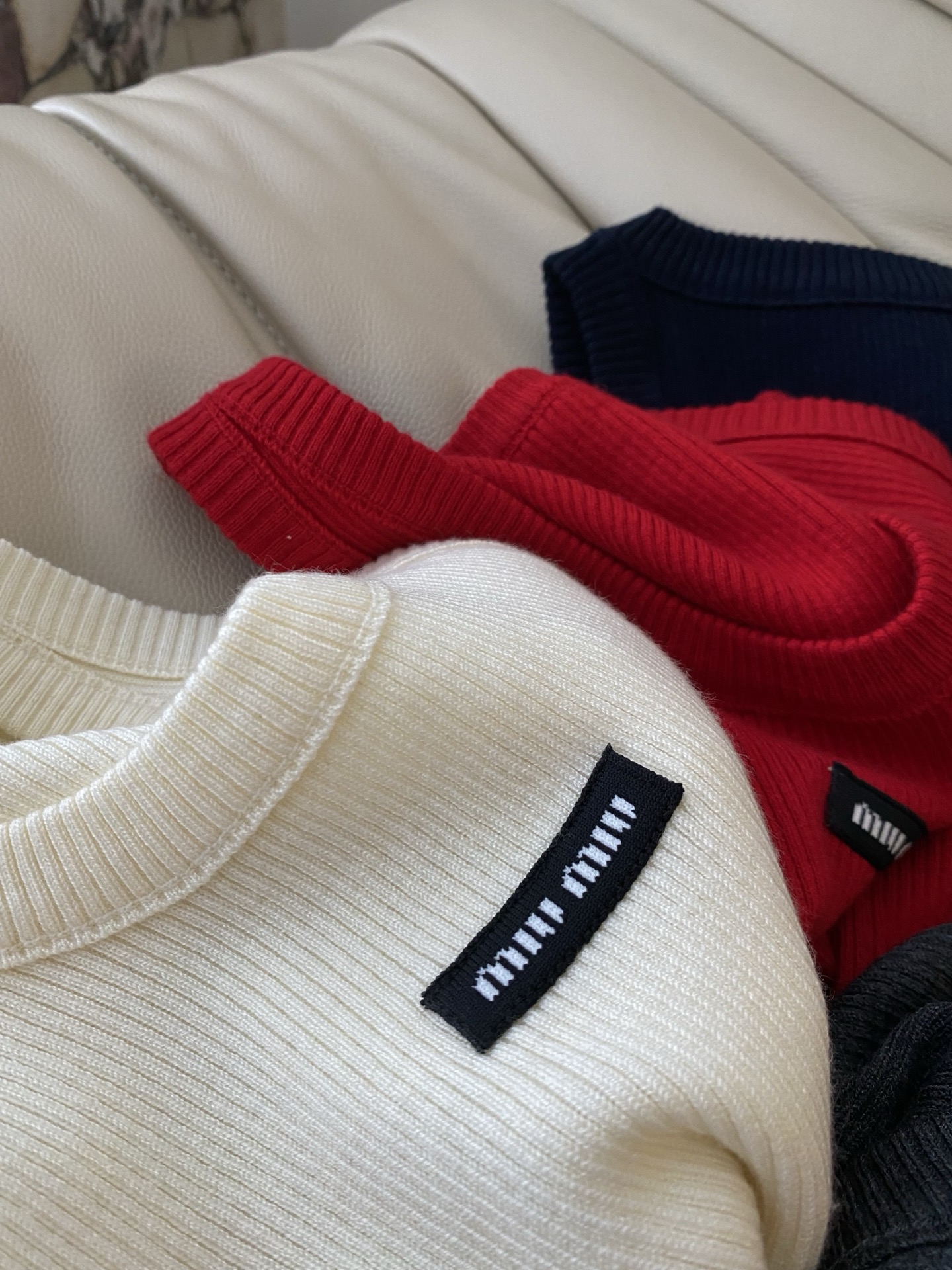 25。F秋冬 羊毛混纺MIU背心 采用羊毛混纺面料 显瘦实穿 基础的版型怎么穿都不会出错 无论是内搭单穿