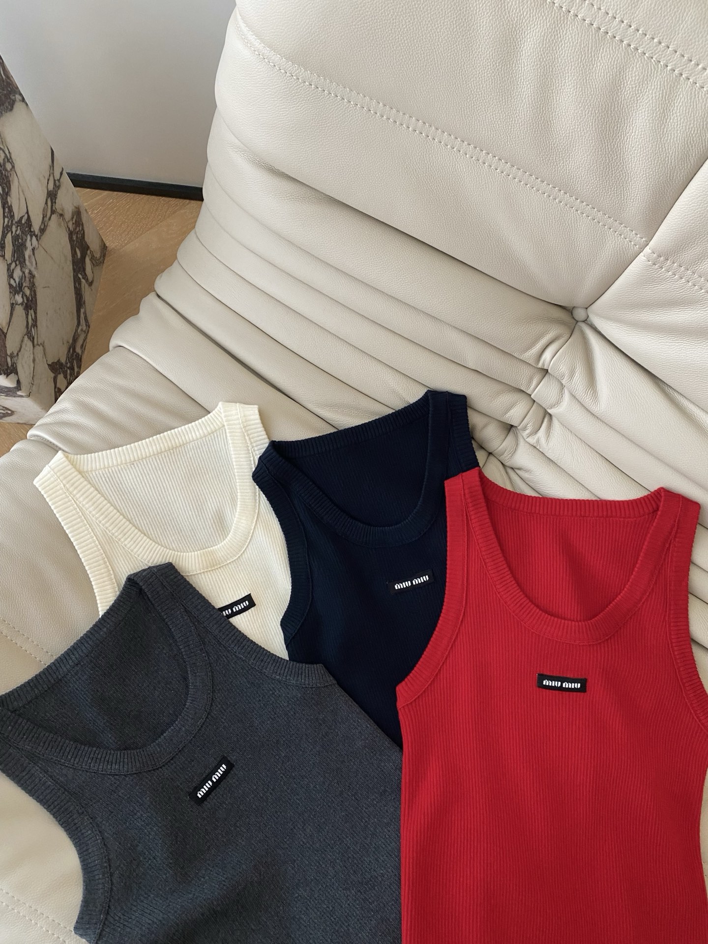 25。F秋冬 羊毛混纺MIU背心 采用羊毛混纺面料 显瘦实穿 基础的版型怎么穿都不会出错 无论是内搭单穿