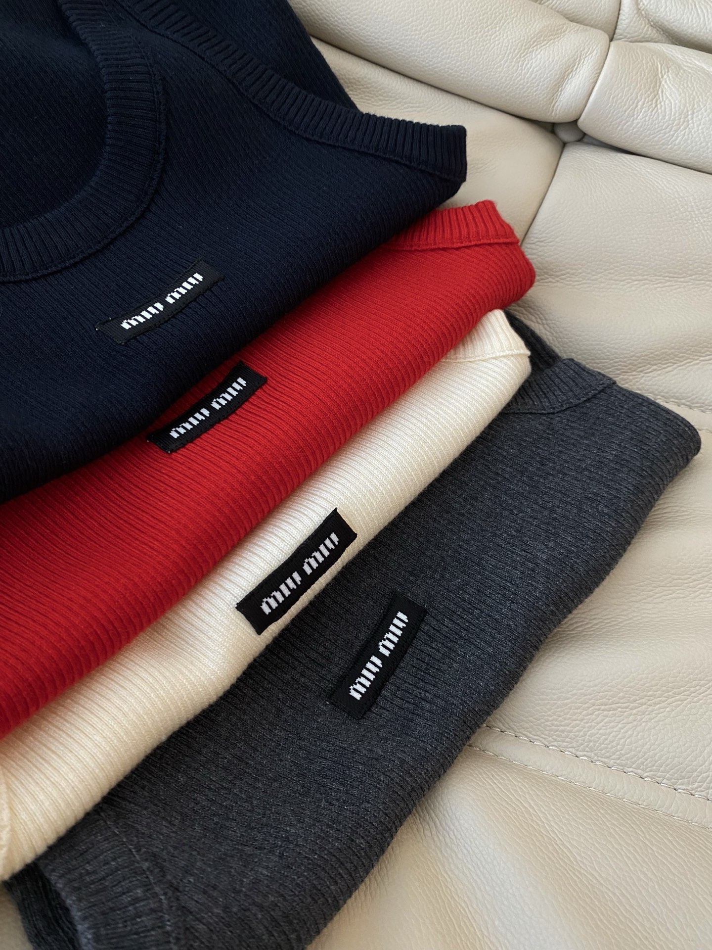 25。F秋冬 羊毛混纺MIU背心 采用羊毛混纺面料 显瘦实穿 基础的版型怎么穿都不会出错 无论是内搭单穿