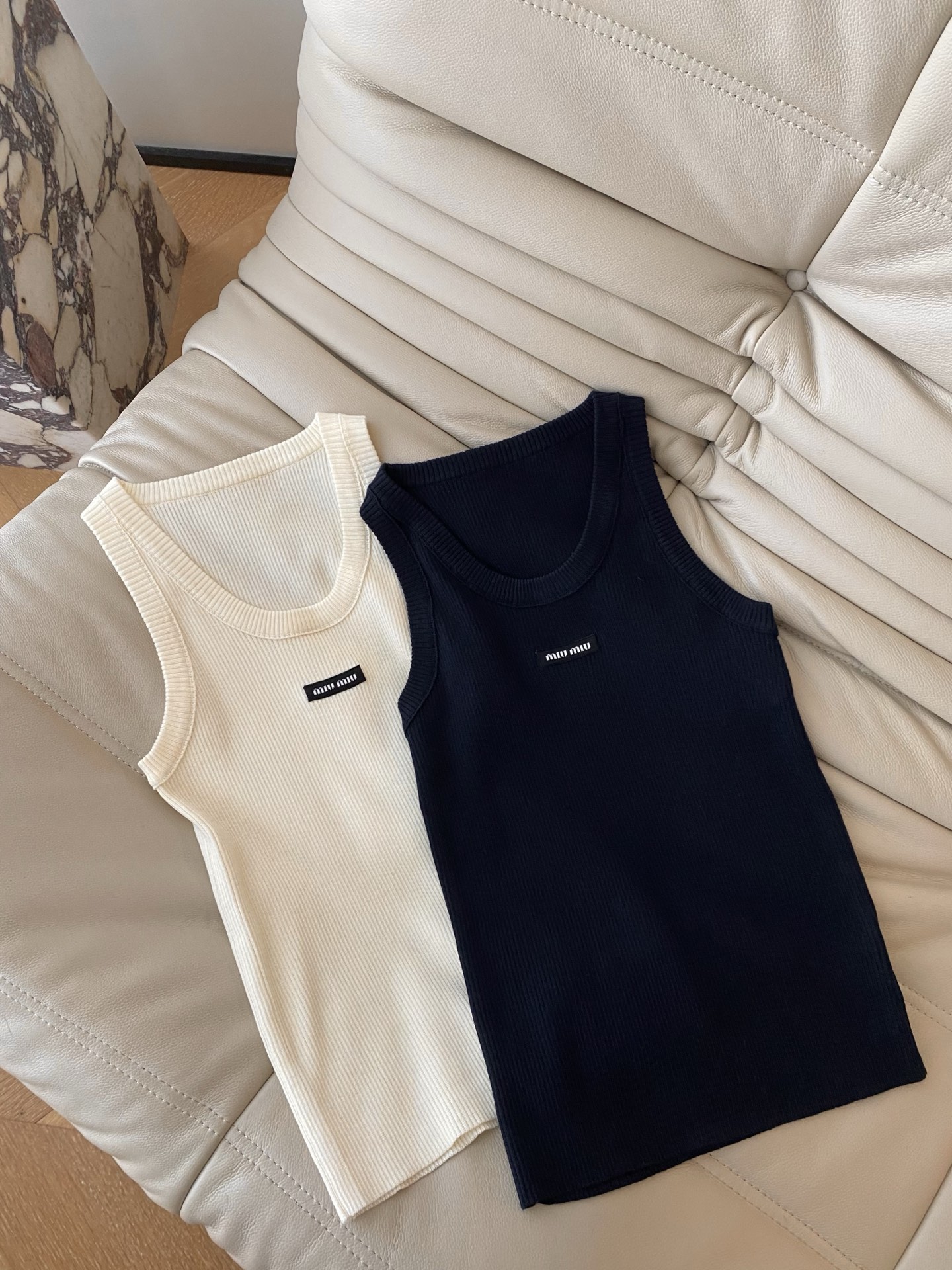 25。F秋冬 羊毛混纺MIU背心 采用羊毛混纺面料 显瘦实穿 基础的版型怎么穿都不会出错 无论是内搭单穿