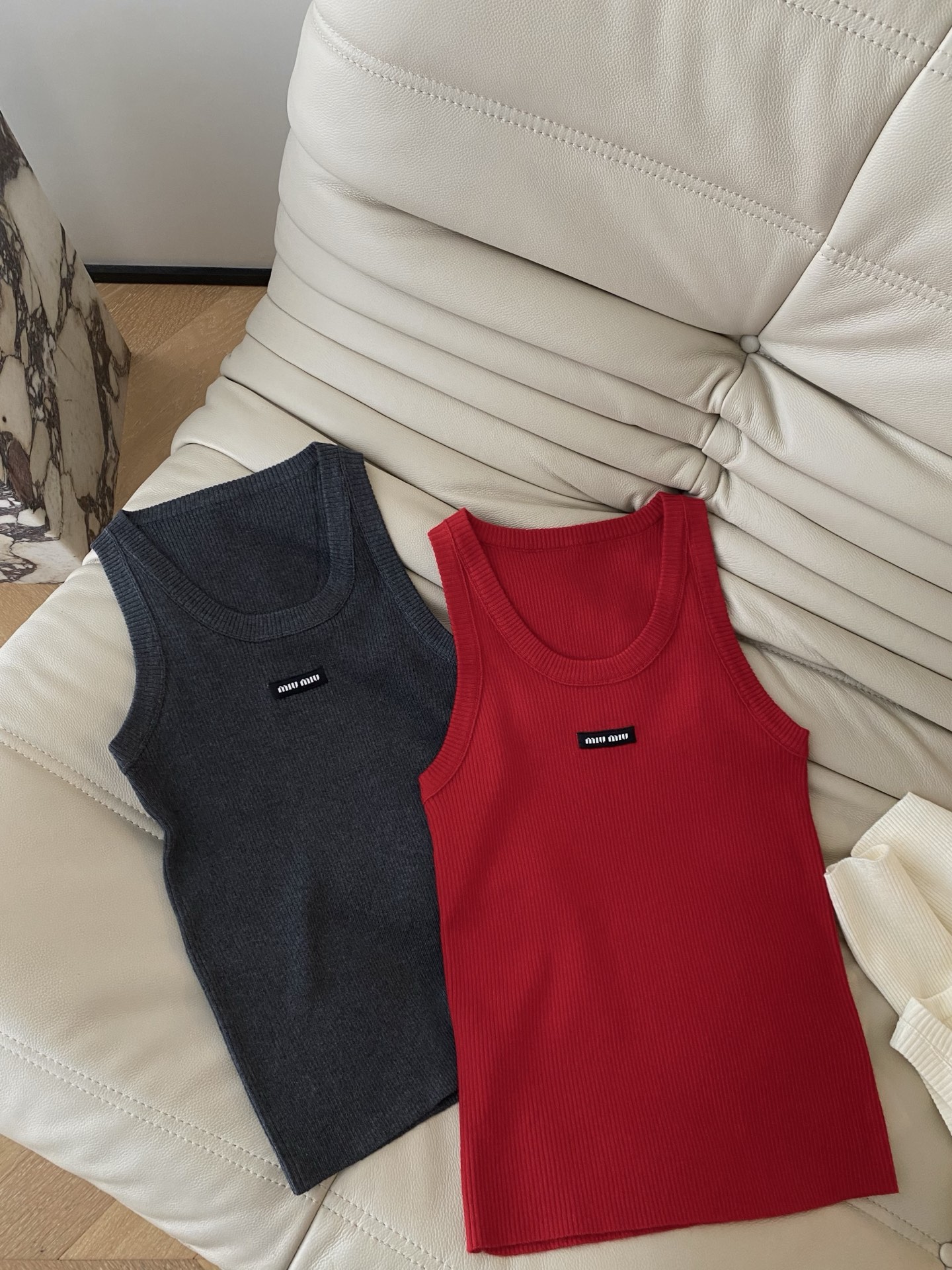 25。F秋冬 羊毛混纺MIU背心 采用羊毛混纺面料 显瘦实穿 基础的版型怎么穿都不会出错 无论是内搭单穿