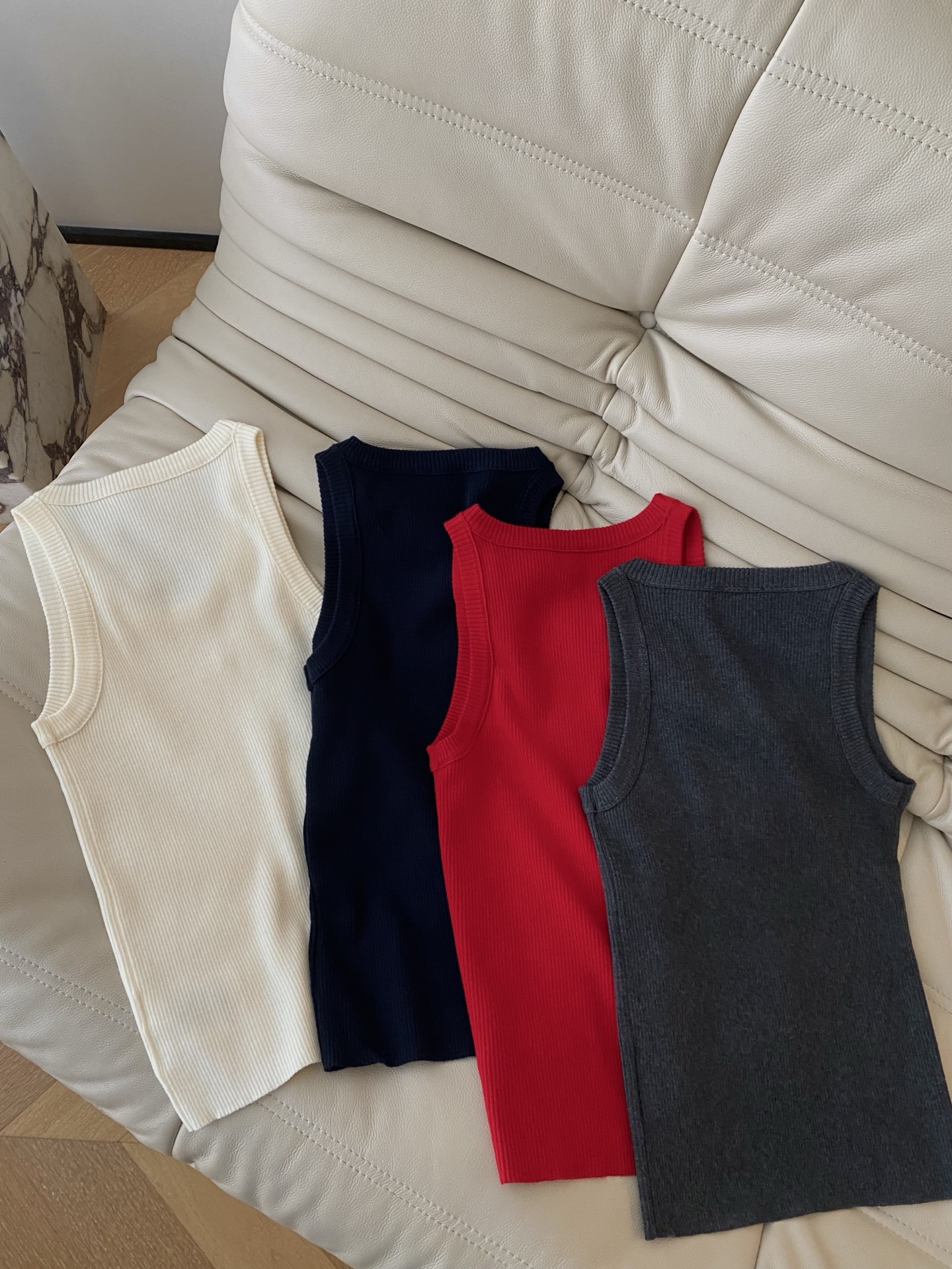 25。F秋冬 羊毛混纺MIU背心 采用羊毛混纺面料 显瘦实穿 基础的版型怎么穿都不会出错 无论是内搭单穿