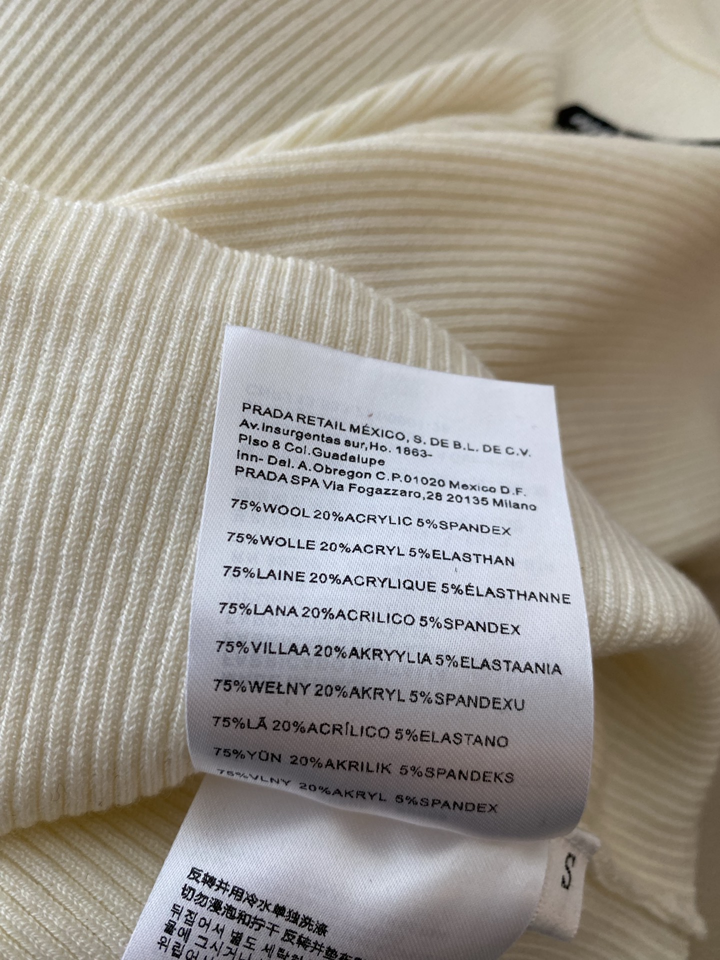 25。F秋冬 羊毛混纺MIU背心 采用羊毛混纺面料 显瘦实穿 基础的版型怎么穿都不会出错 无论是内搭单穿