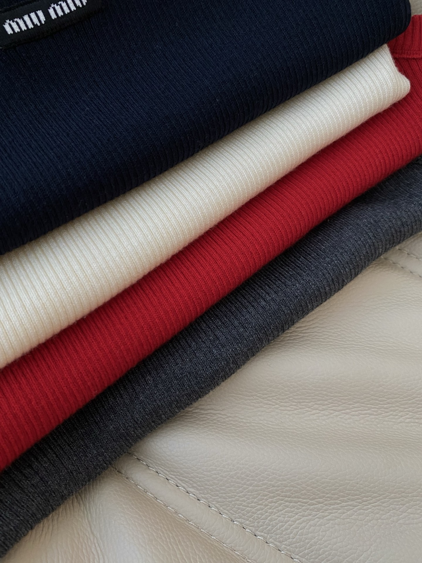 25。F秋冬 羊毛混纺MIU背心 采用羊毛混纺面料 显瘦实穿 基础的版型怎么穿都不会出错 无论是内搭单穿