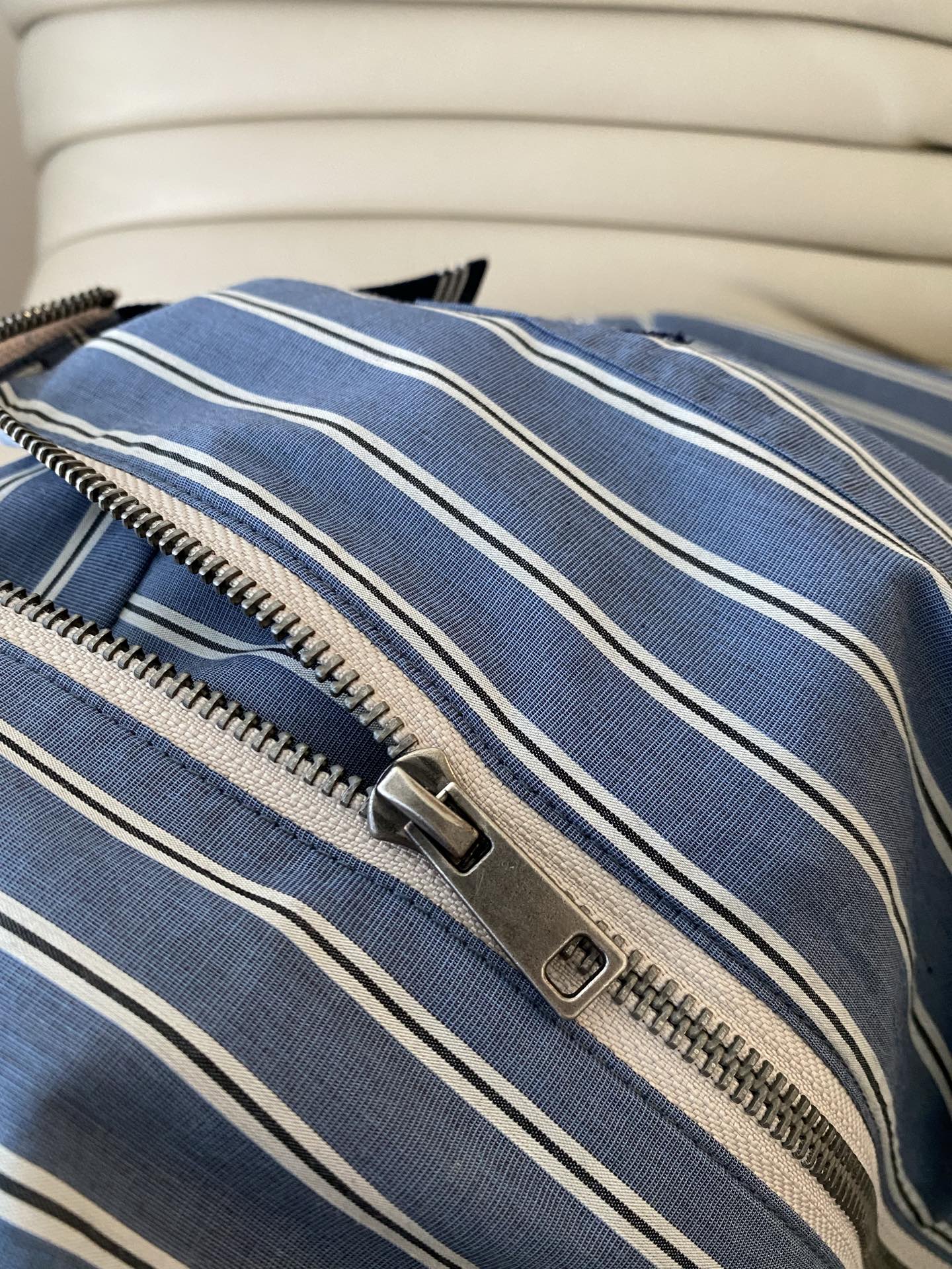 25。F秋冬 短款条纹拉链衬衣领口采用撞色纱线针织拼接 棉质衬衣定制色织面料 采用方正剪裁 毛边下摆尽显