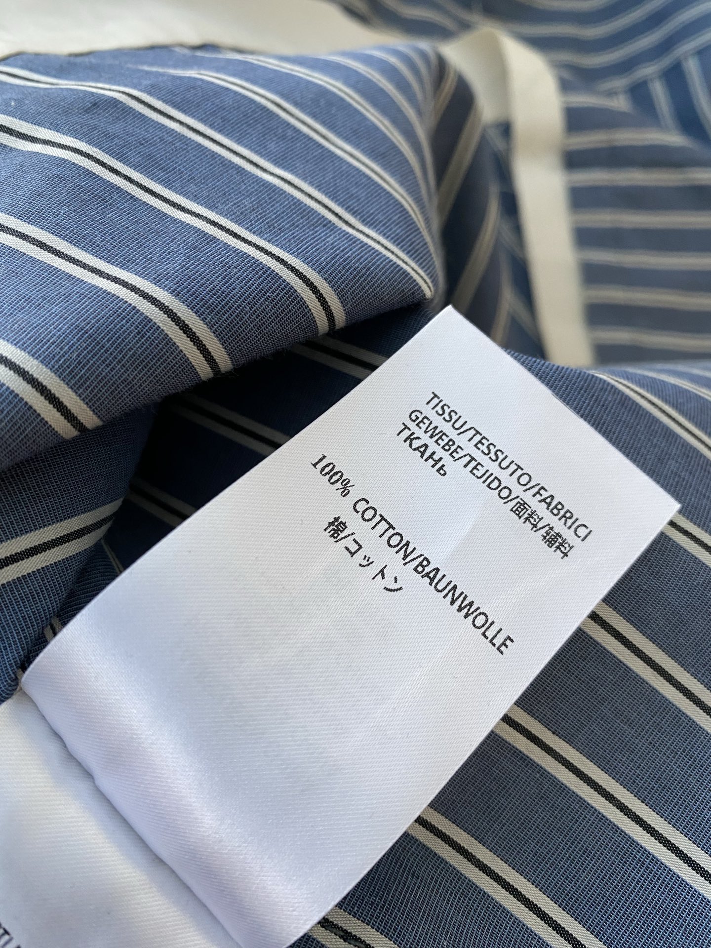 25。F秋冬 短款条纹拉链衬衣领口采用撞色纱线针织拼接 棉质衬衣定制色织面料 采用方正剪裁 毛边下摆尽显