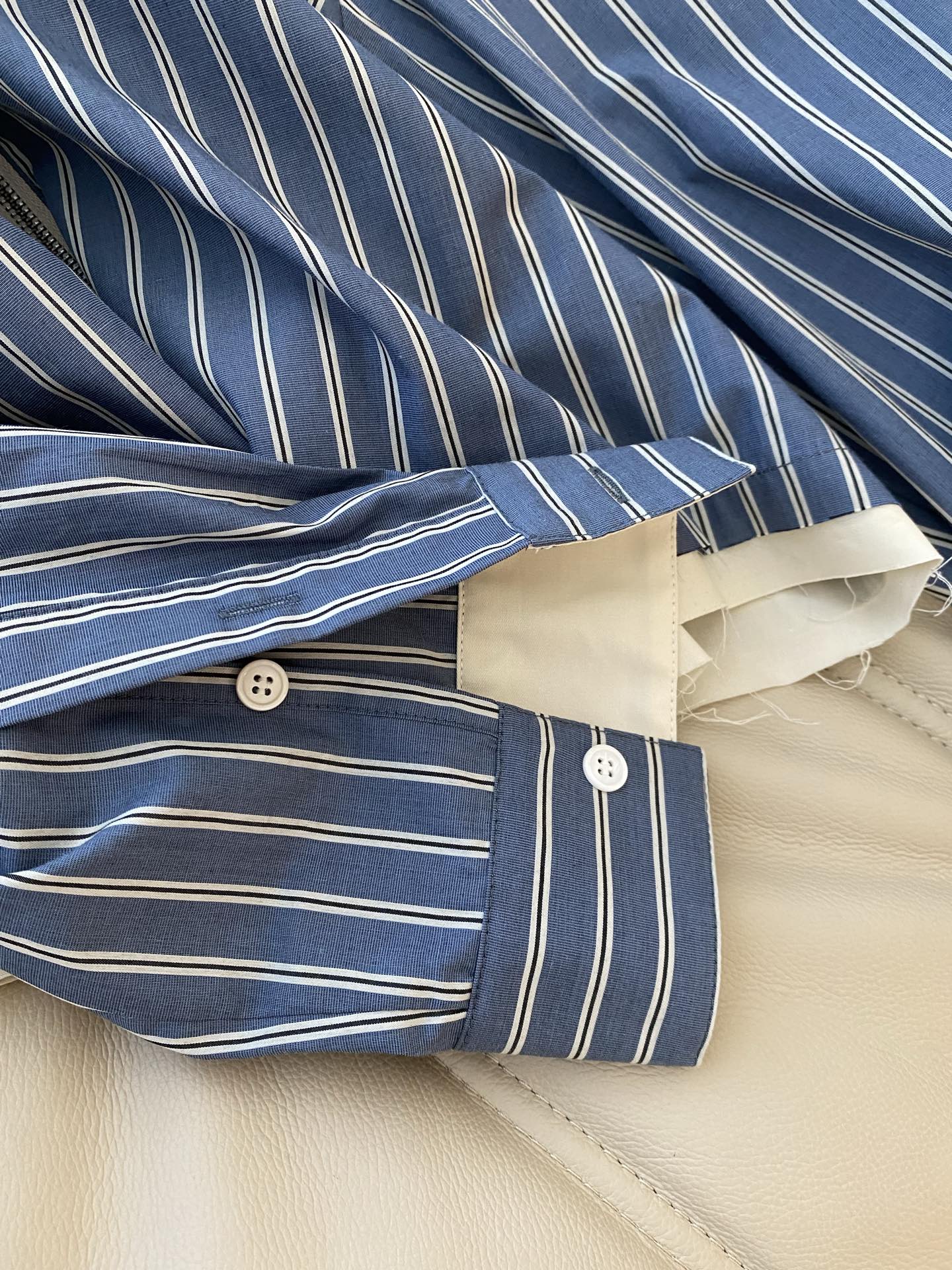 25。F秋冬 短款条纹拉链衬衣领口采用撞色纱线针织拼接 棉质衬衣定制色织面料 采用方正剪裁 毛边下摆尽显