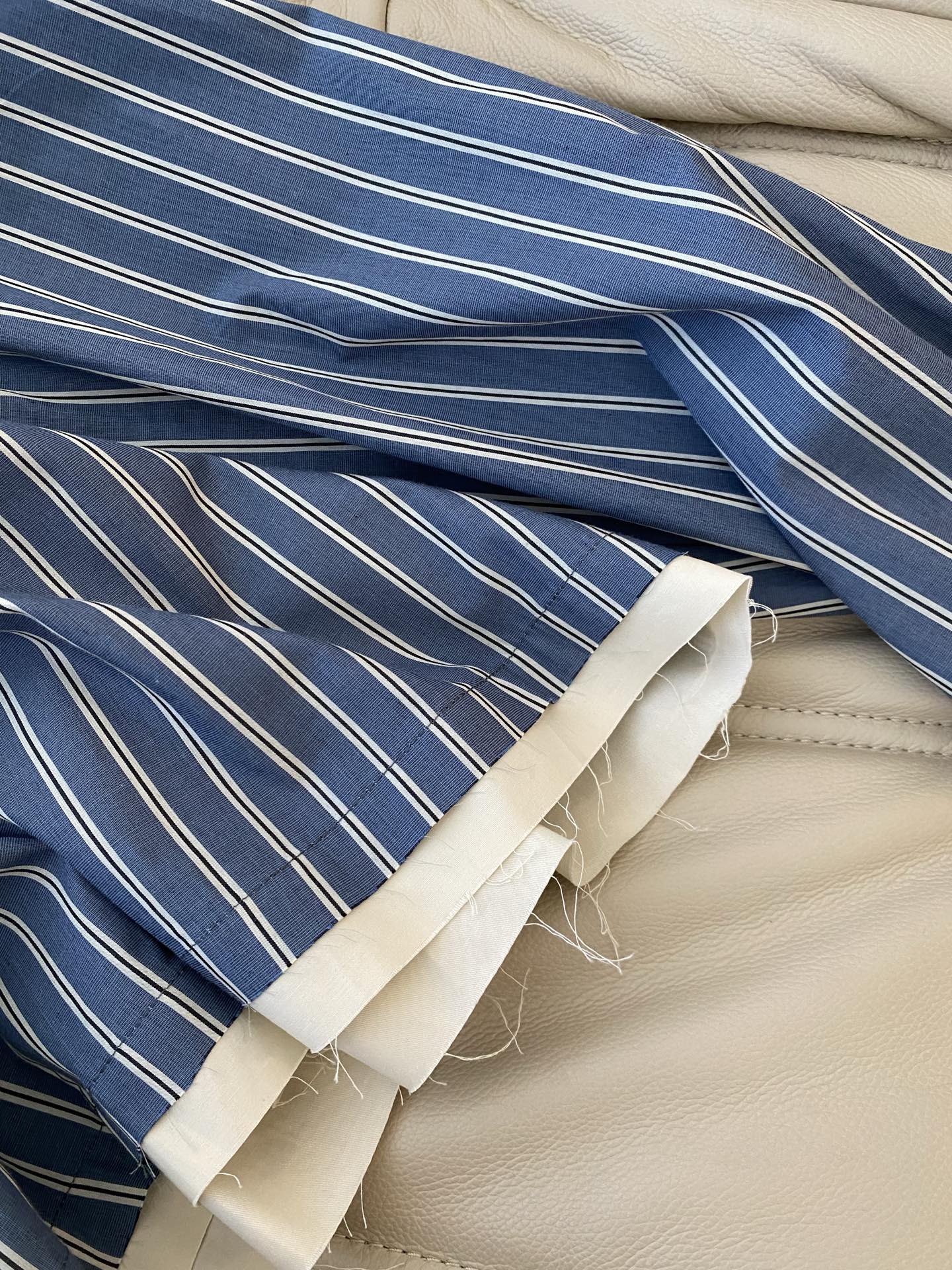 25。F秋冬 短款条纹拉链衬衣领口采用撞色纱线针织拼接 棉质衬衣定制色织面料 采用方正剪裁 毛边下摆尽显